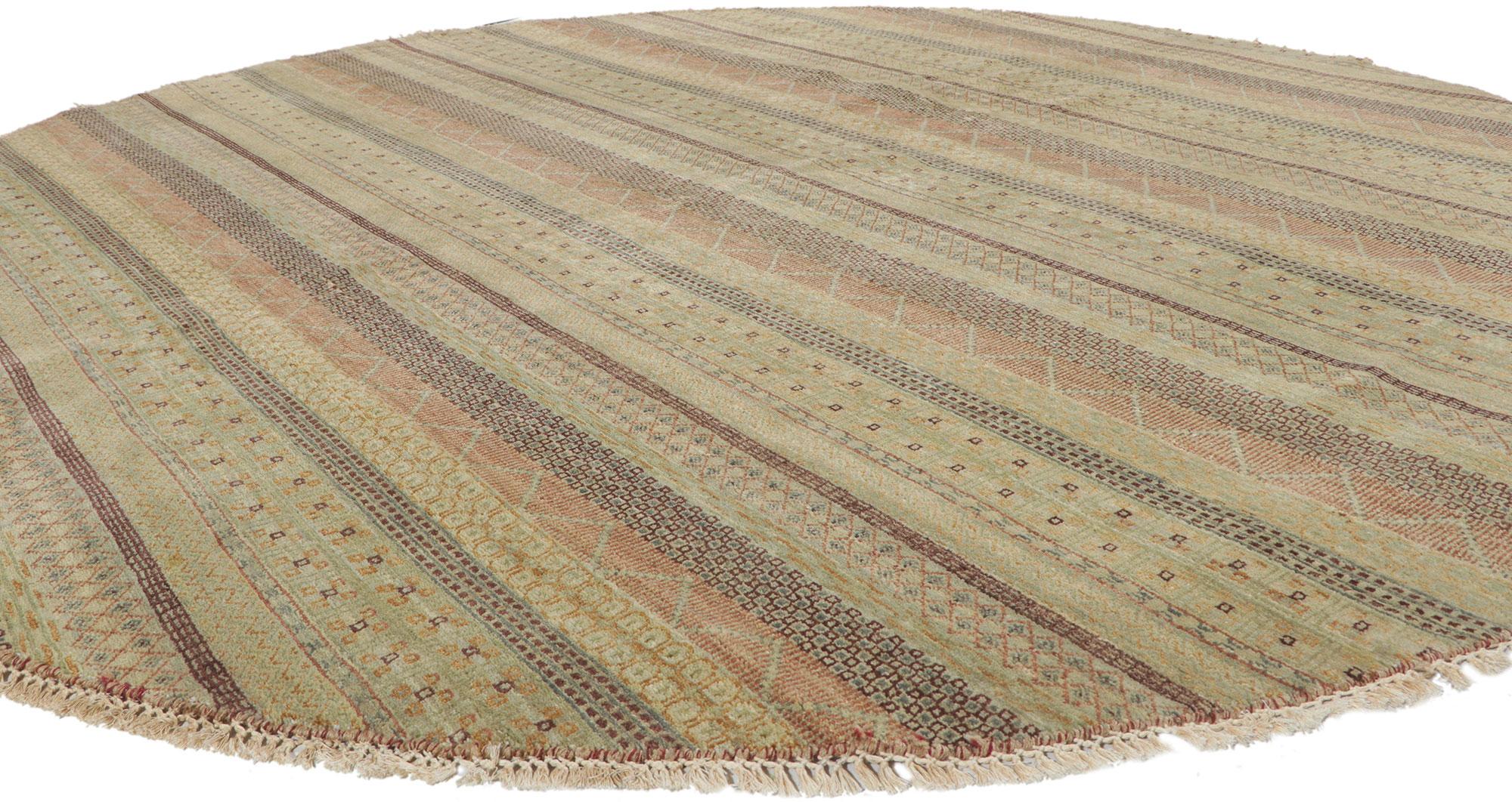 30293 Tappeto rotondo moderno di transizione con strisce, 08'00 x 08'00. Questo tappeto rotondo in lana annodato a mano, proveniente dall'India, presenta un design ricco di texture con sottili strisce nei toni della terra. Realizzato con tecniche