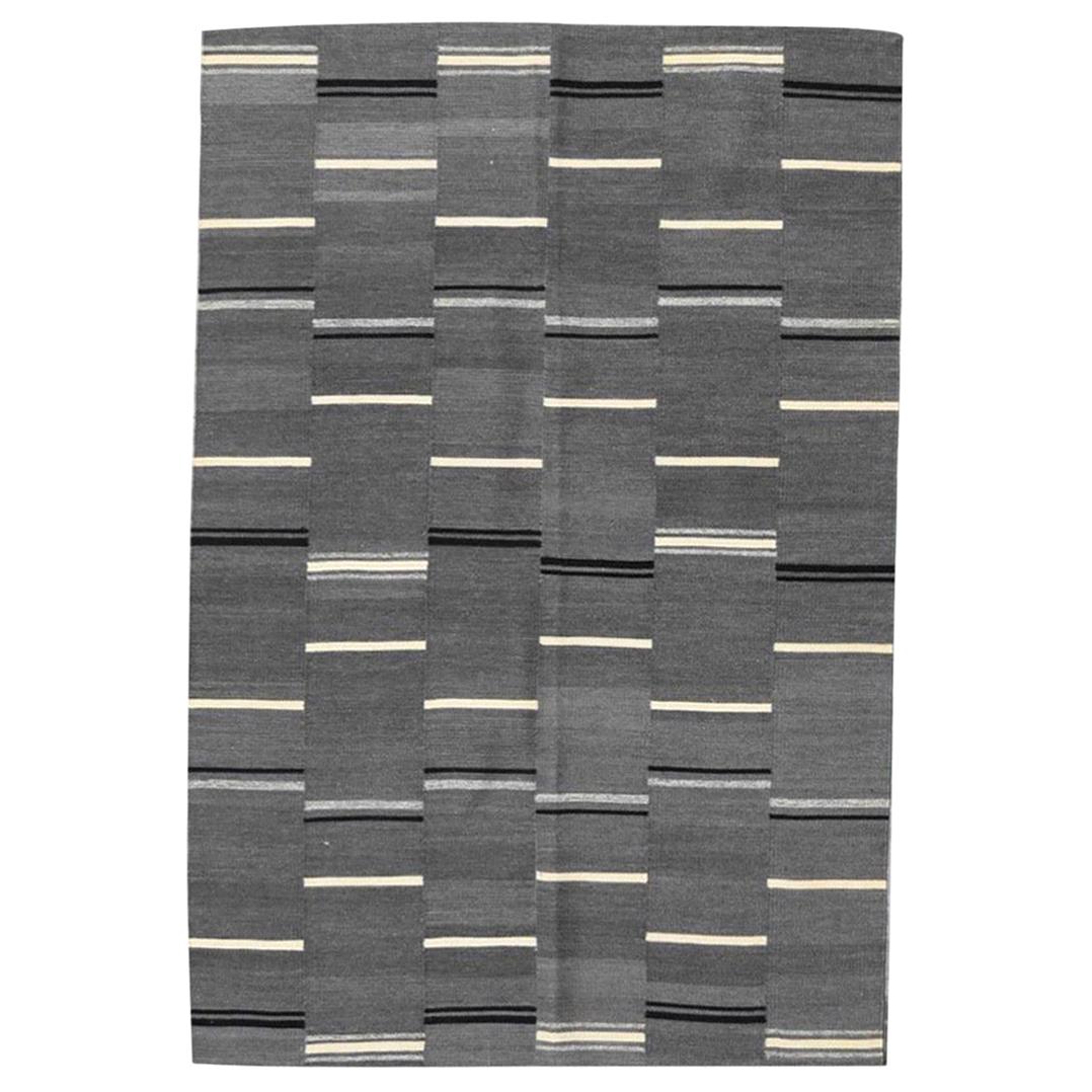 Nouveau tapis Kilim plat à motifs tribaux tissé à la main en vente