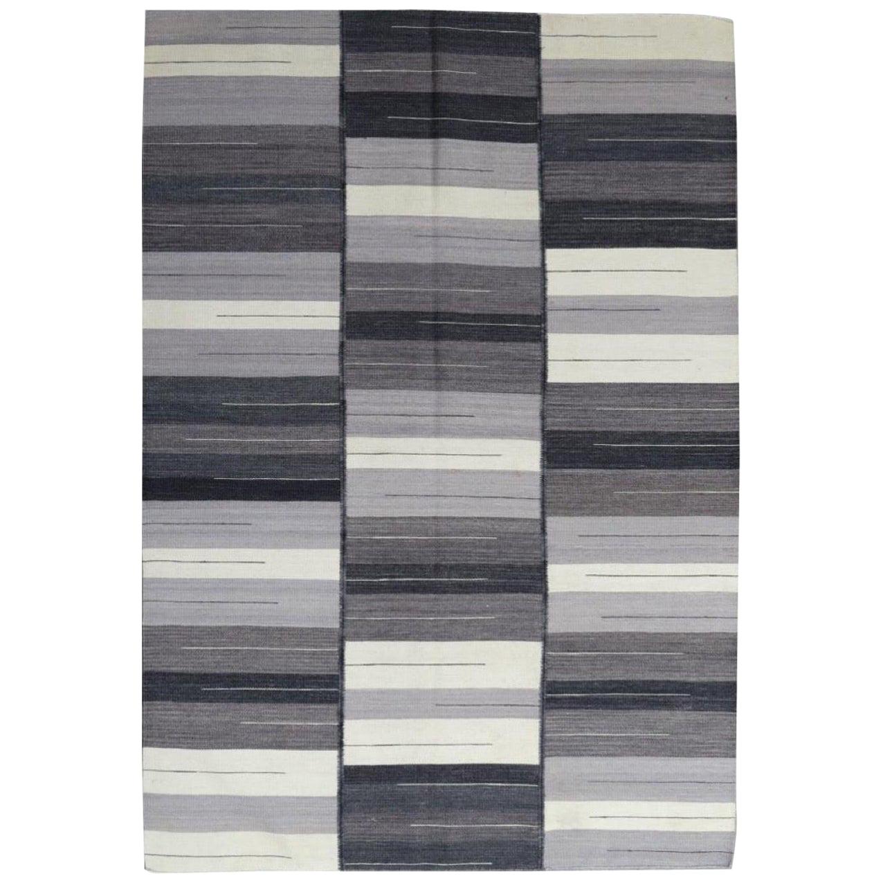 Nouveau tapis Kilim plat à motifs tribaux tissé à la main en vente