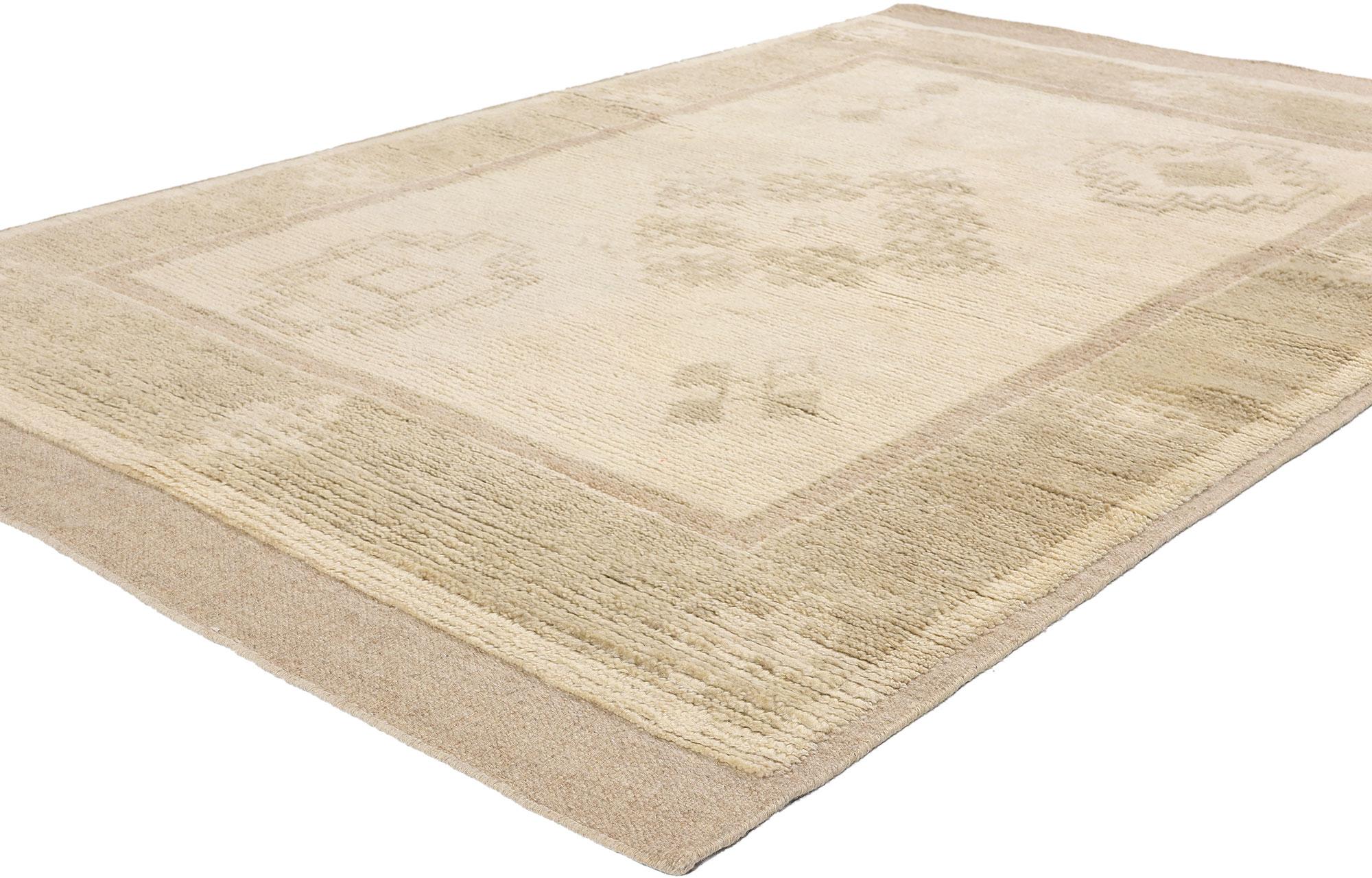 31203 New Tribal Serenity Tappeto moderno marocchino, 05'03 x 08'01. Questo tappeto Tribal Serenity Modern Moroccan in lana annodata a mano emana un'eleganza senza tempo che affonda le sue radici in motivi tradizionali e design contemporaneo.