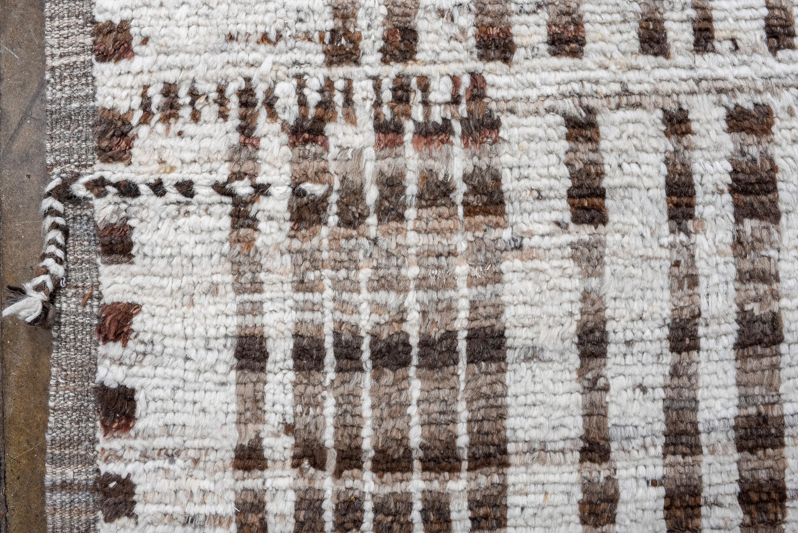 New Tulu Rug with Sand Field and Tassels In New Condition For Sale In New York, NY