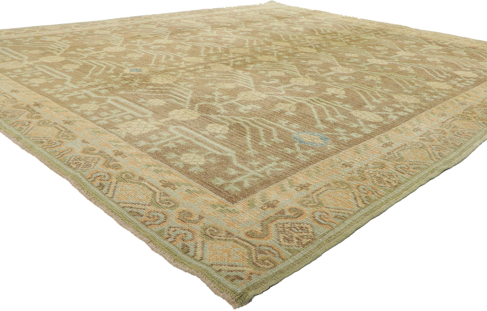 51627 New Earth-Tone Turkish Khotan Rug 08'02 x 09'09.
Dieser türkische Khotan-Teppich aus handgeknüpfter Wolle besticht durch seinen zeitlosen Stil und seine unglaubliche Detailtreue und Textur und ist eine fesselnde Vision gewebter Schönheit. Das