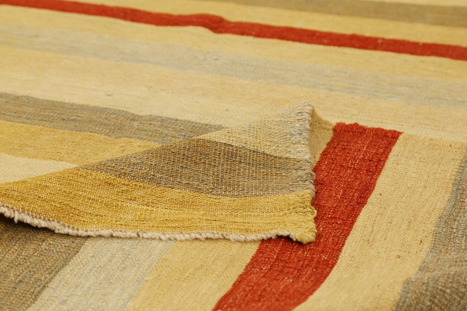 Tessuto a mano Nuovo Rug & Kilim turco con un campo di strisce miste rosse e marroni in vendita