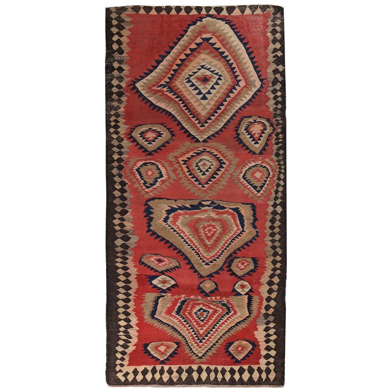Nouveau Tapis Turc Kilim Avec Médaillons Tribaux Beiges Et Marines Sur Fond Rouge Et Marron