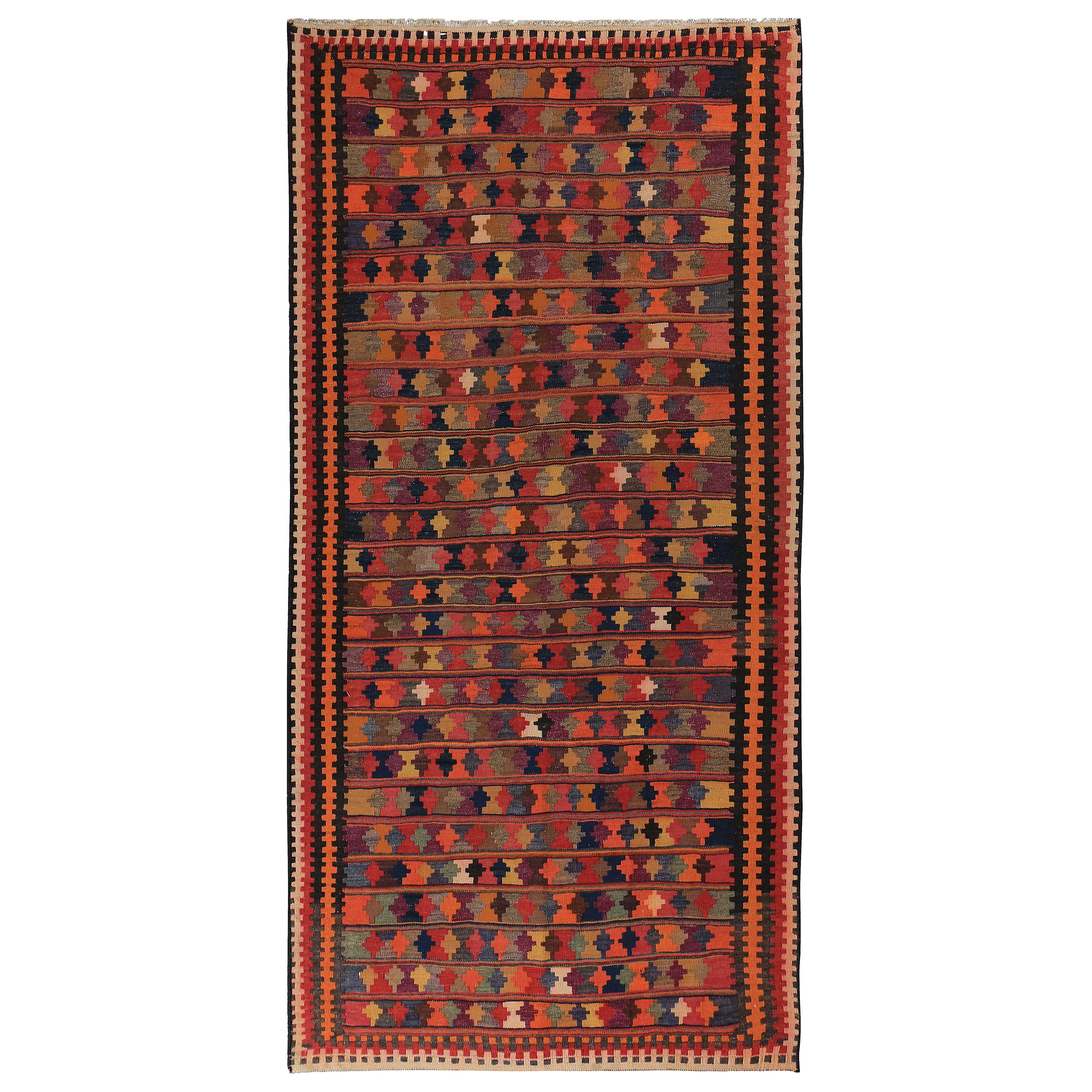Türkischer Kelim-Teppich mit bunten geometrischen und Stammes-Details im Angebot