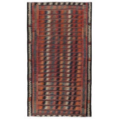 Türkischer Kelim-Teppich mit bunten geometrischen Mustern auf schwarzem Feld, neu