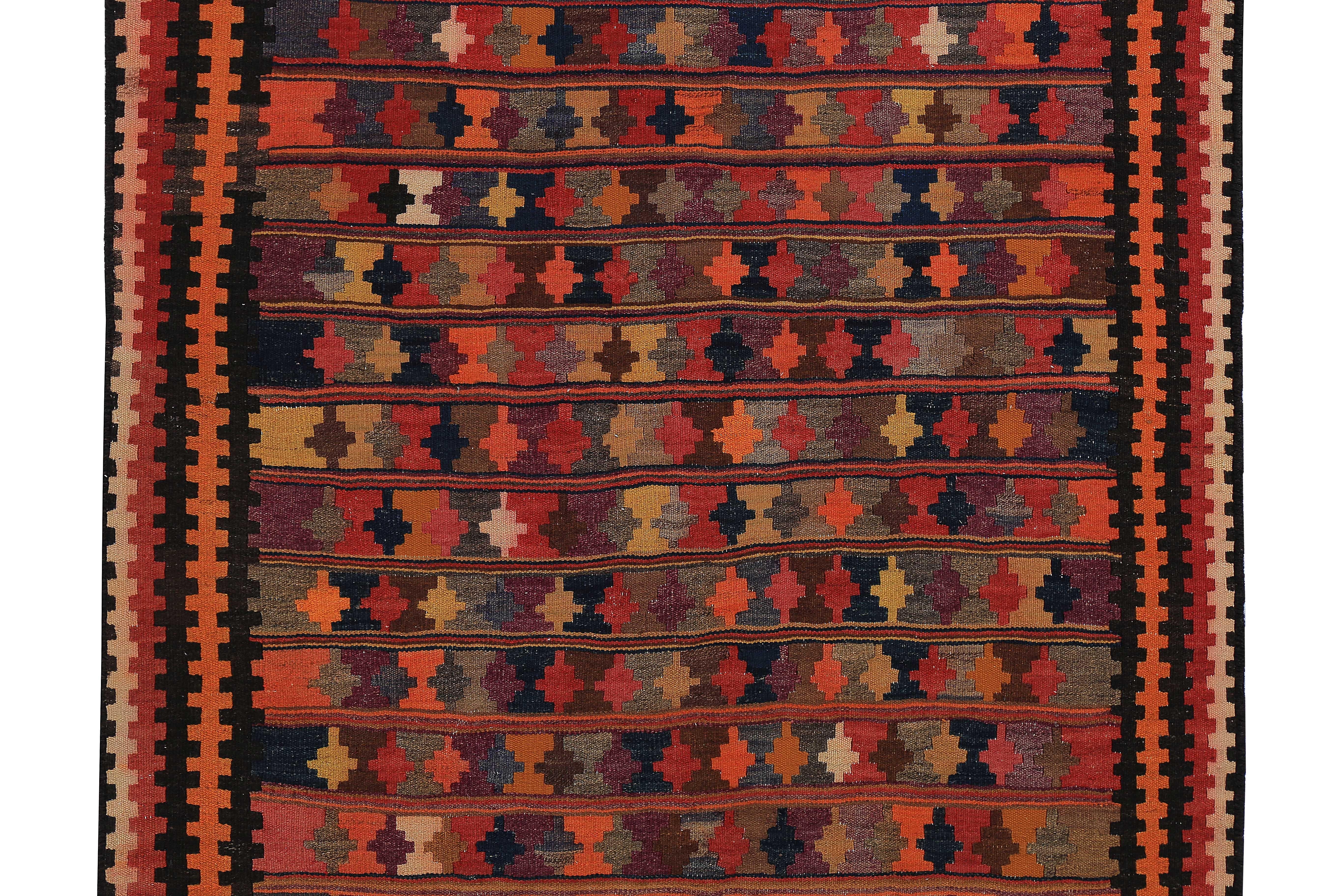 Turc Nouveau tapis turc Kilim avec détails géométriques et tribaux colorés en vente