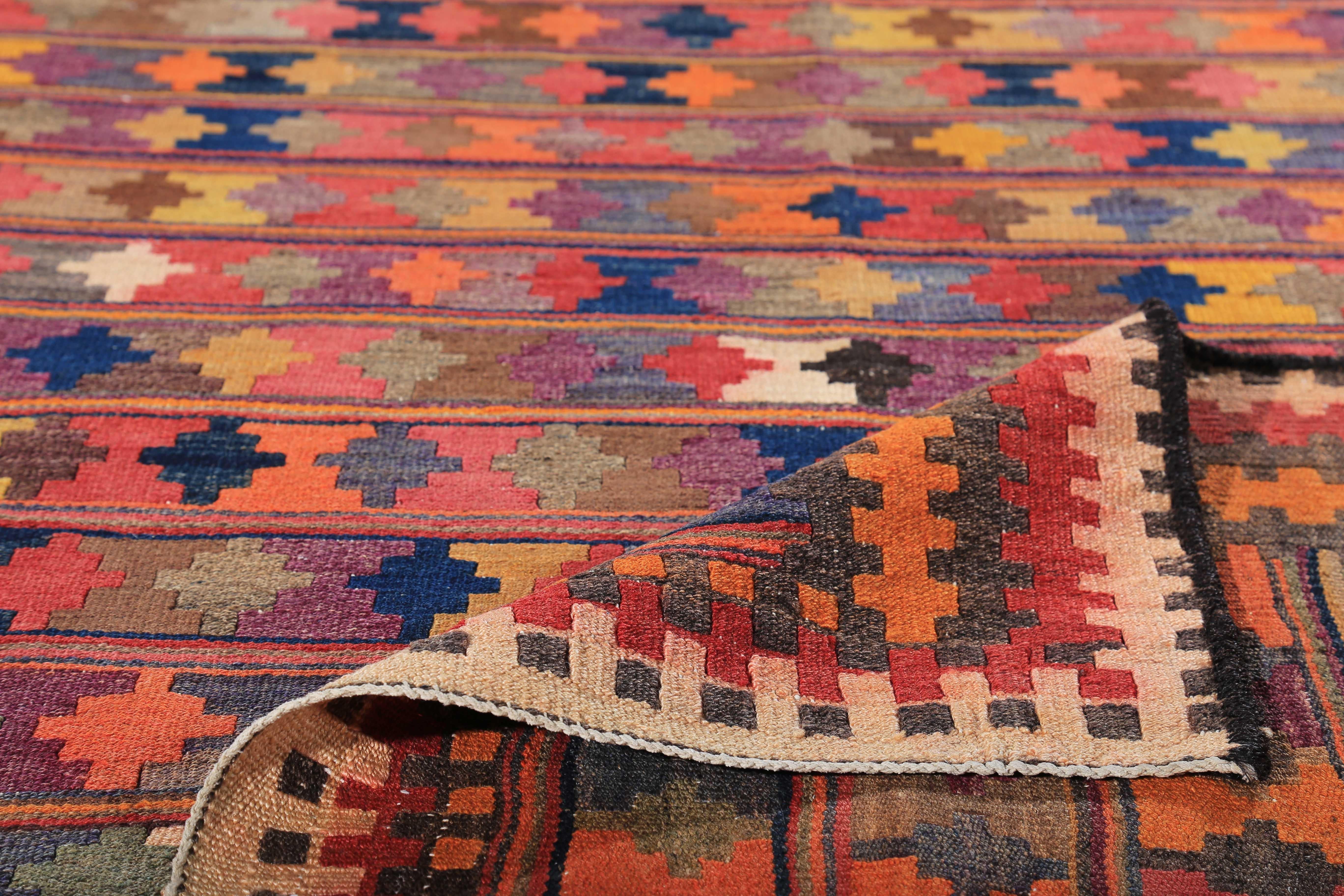 Türkischer Kelim-Teppich mit bunten geometrischen und Stammes-Details (21. Jahrhundert und zeitgenössisch) im Angebot