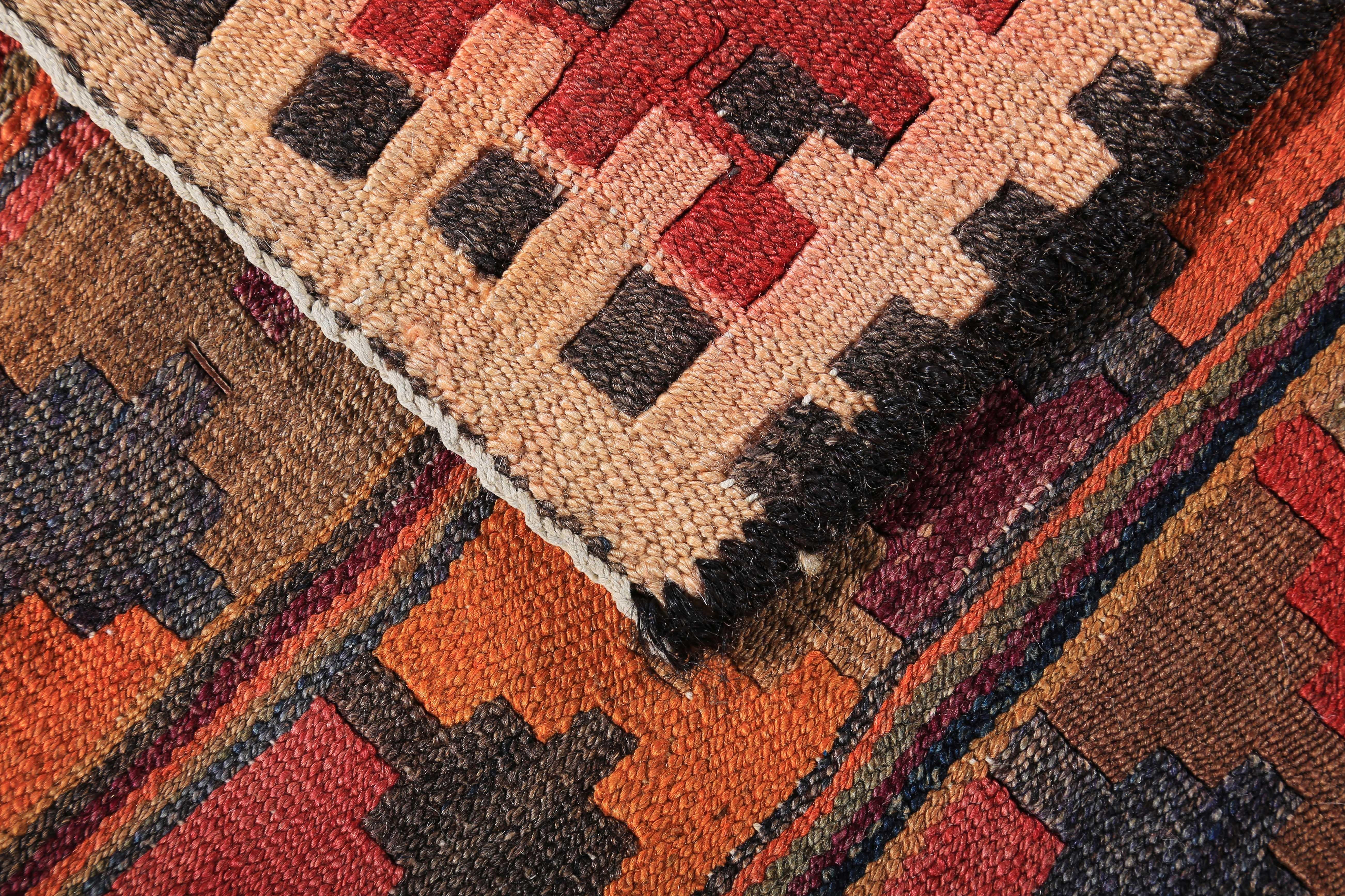 Türkischer Kelim-Teppich mit bunten geometrischen und Stammes-Details (Wolle) im Angebot