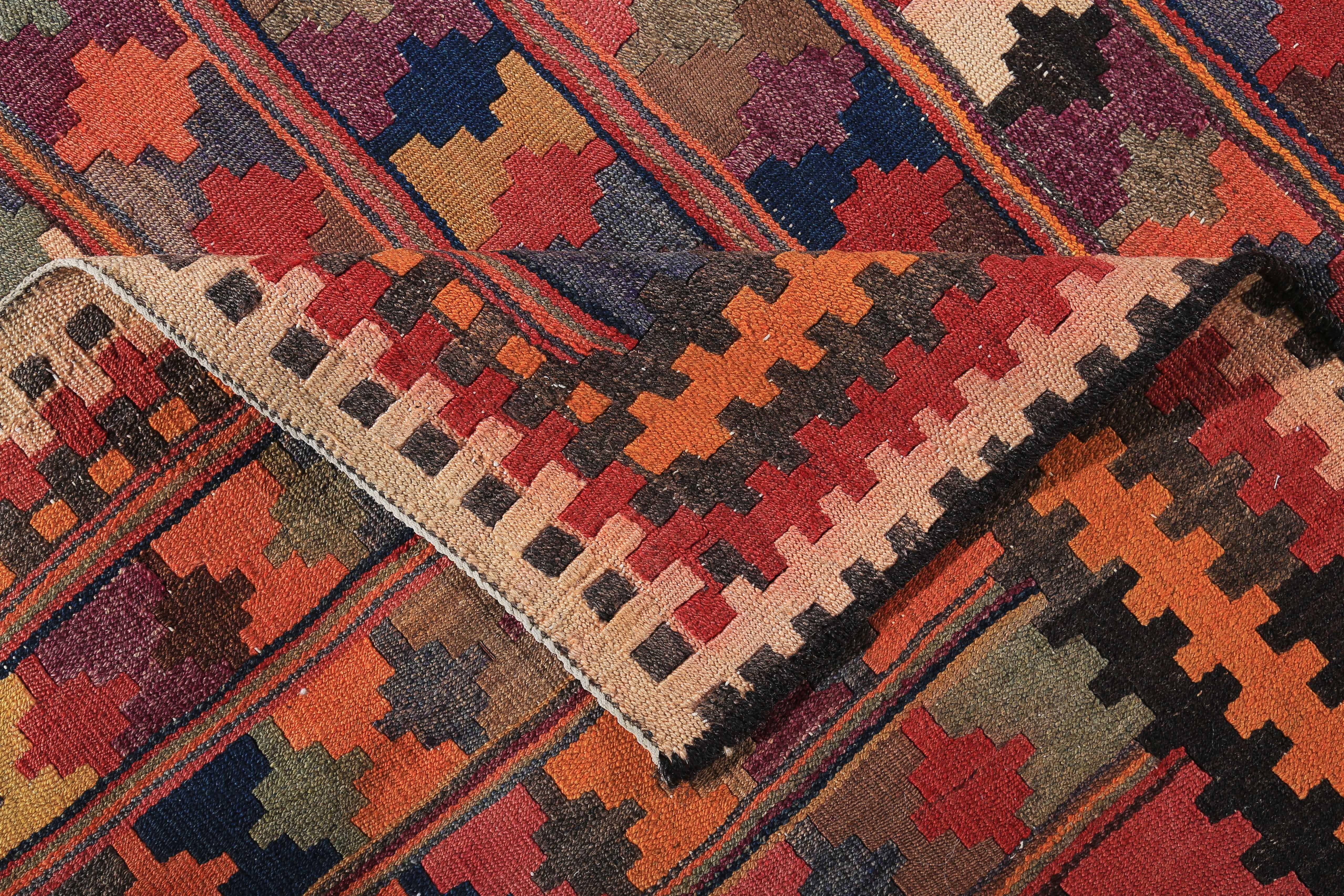 Türkischer Kelim-Teppich mit bunten geometrischen und Stammes-Details im Angebot 1
