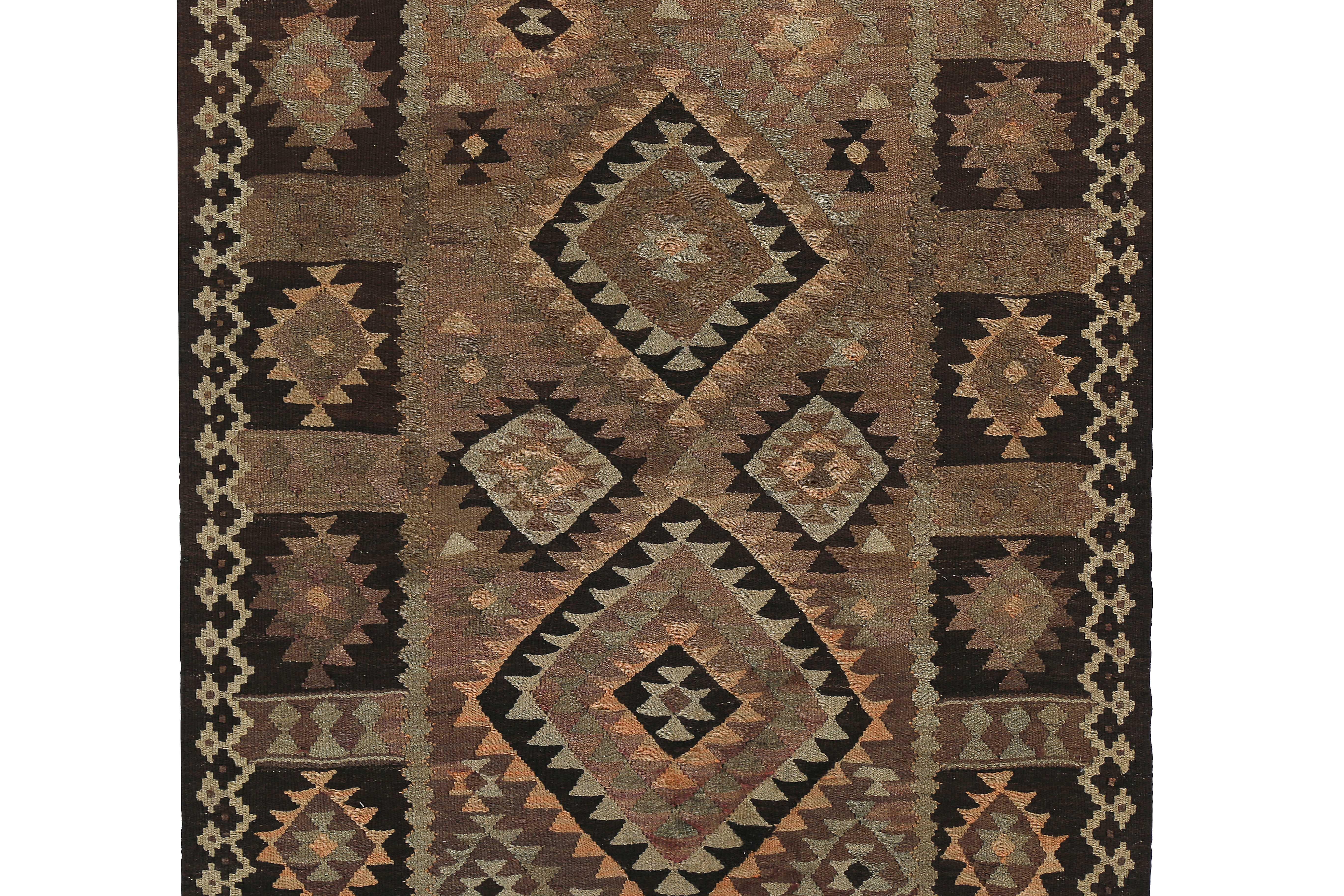 Turc Nouveau Rug & Kilim turc avec médaillons roses et ivoires sur fond Brown en vente