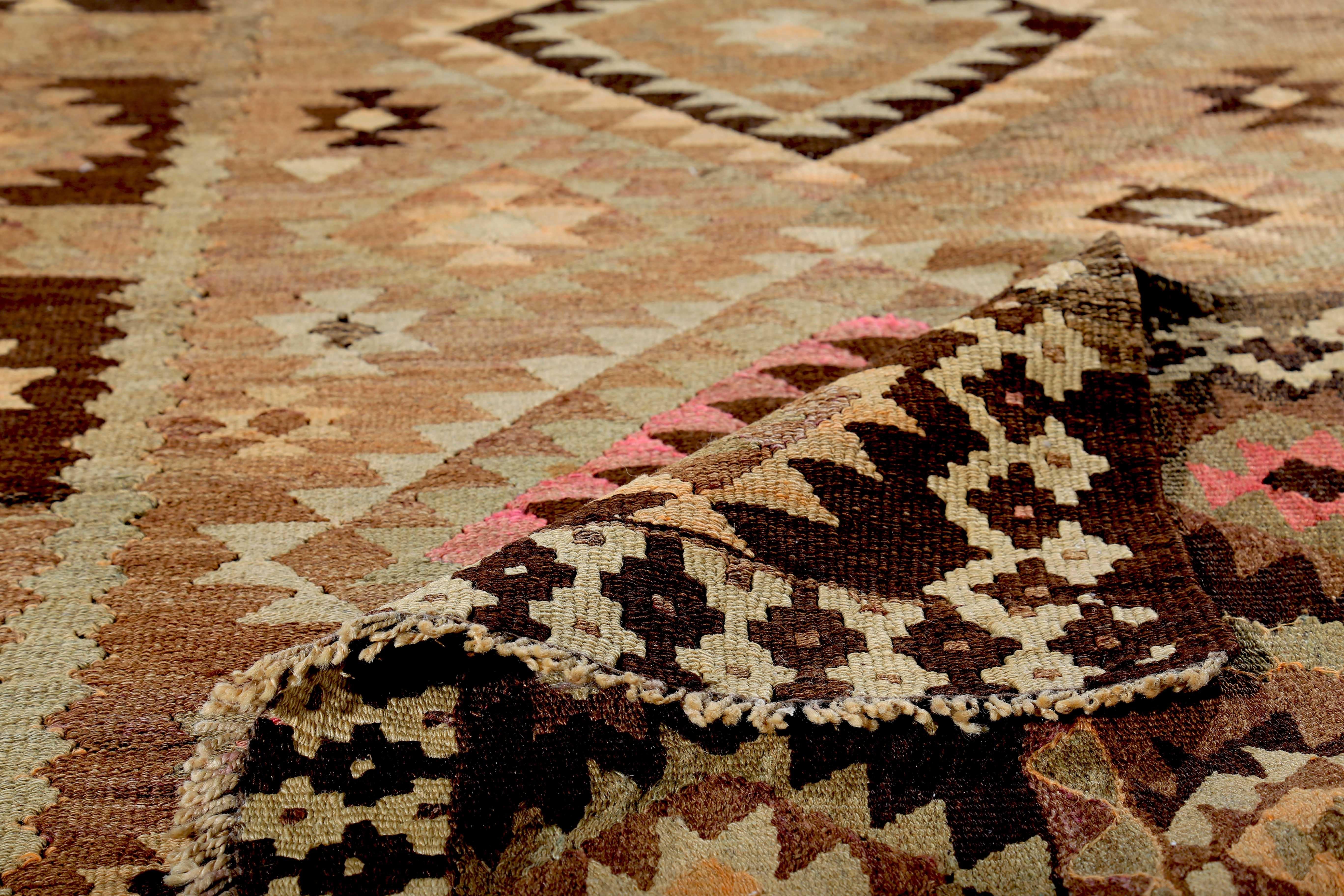 Nouveau tapis turc Kilim avec médaillons roses et ivoires sur fond brun Neuf - En vente à Dallas, TX