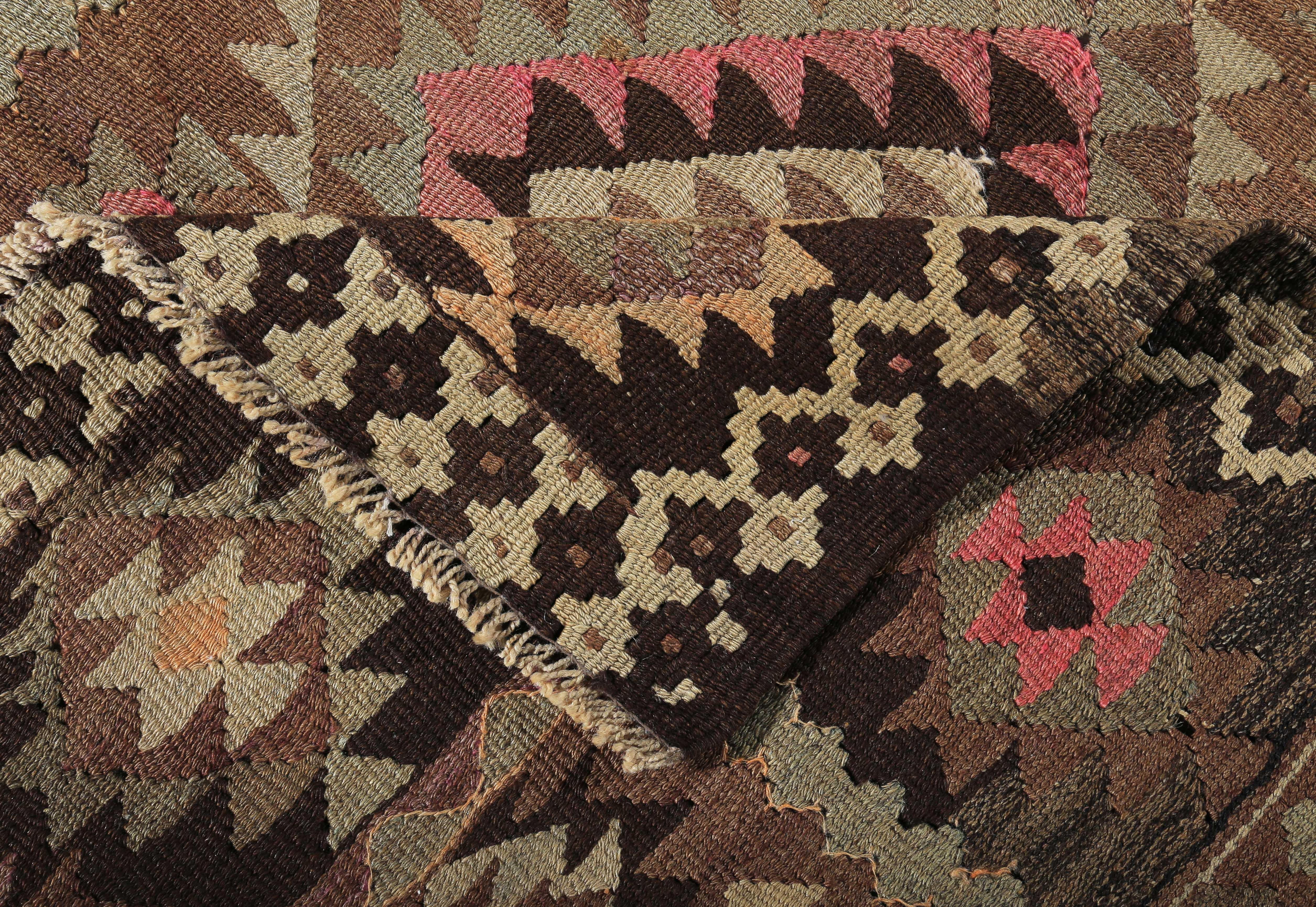 Laine Nouveau tapis turc Kilim avec médaillons roses et ivoires sur fond brun en vente