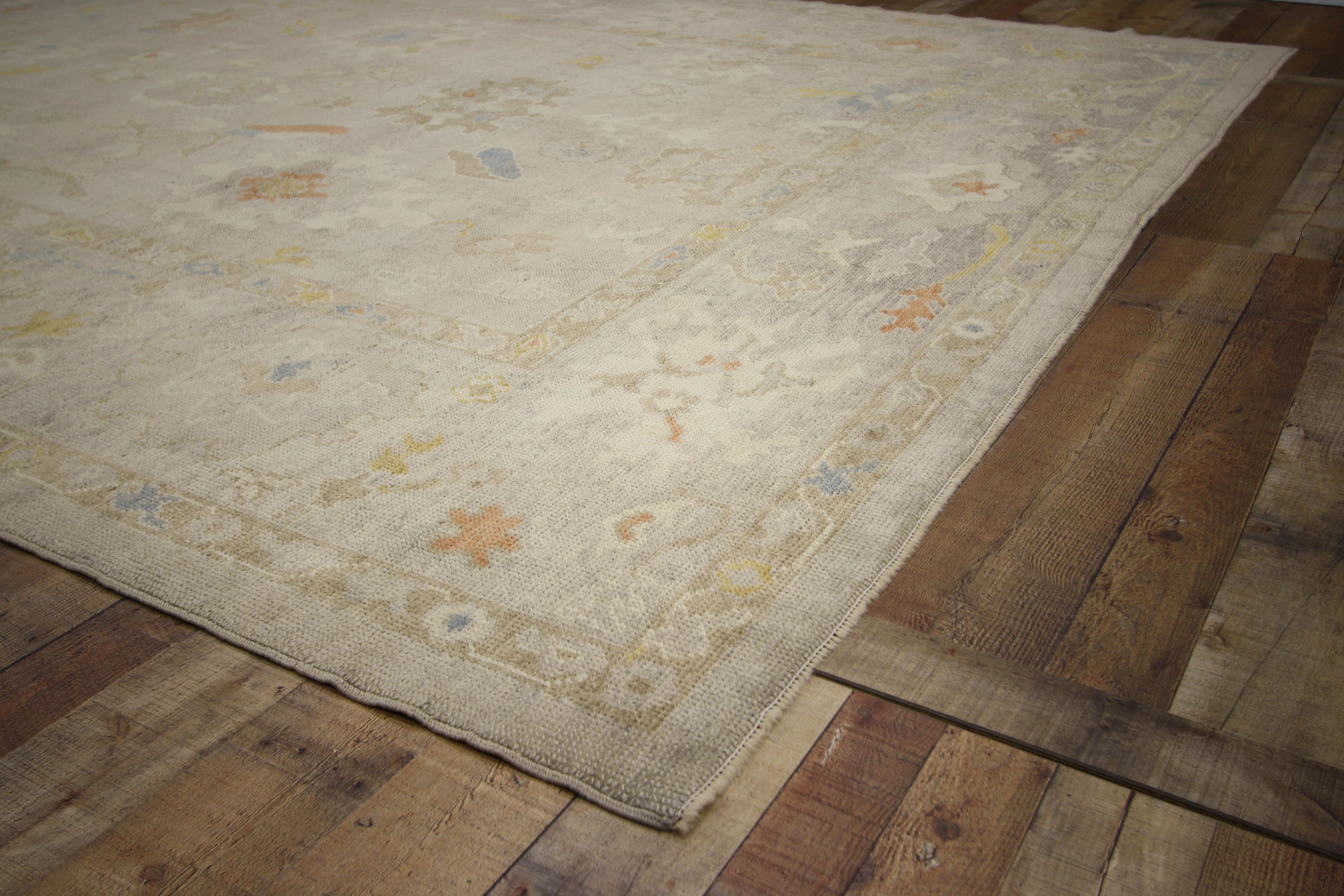 52359, nouveau tapis turc Oushak aux couleurs claires et neutres. Chaleureux et accueillant, ce tapis Oushak turc en laine nouée à la main présente un motif géométrique à grande échelle composé de palmettes et de formes abstraites sur un fond gris