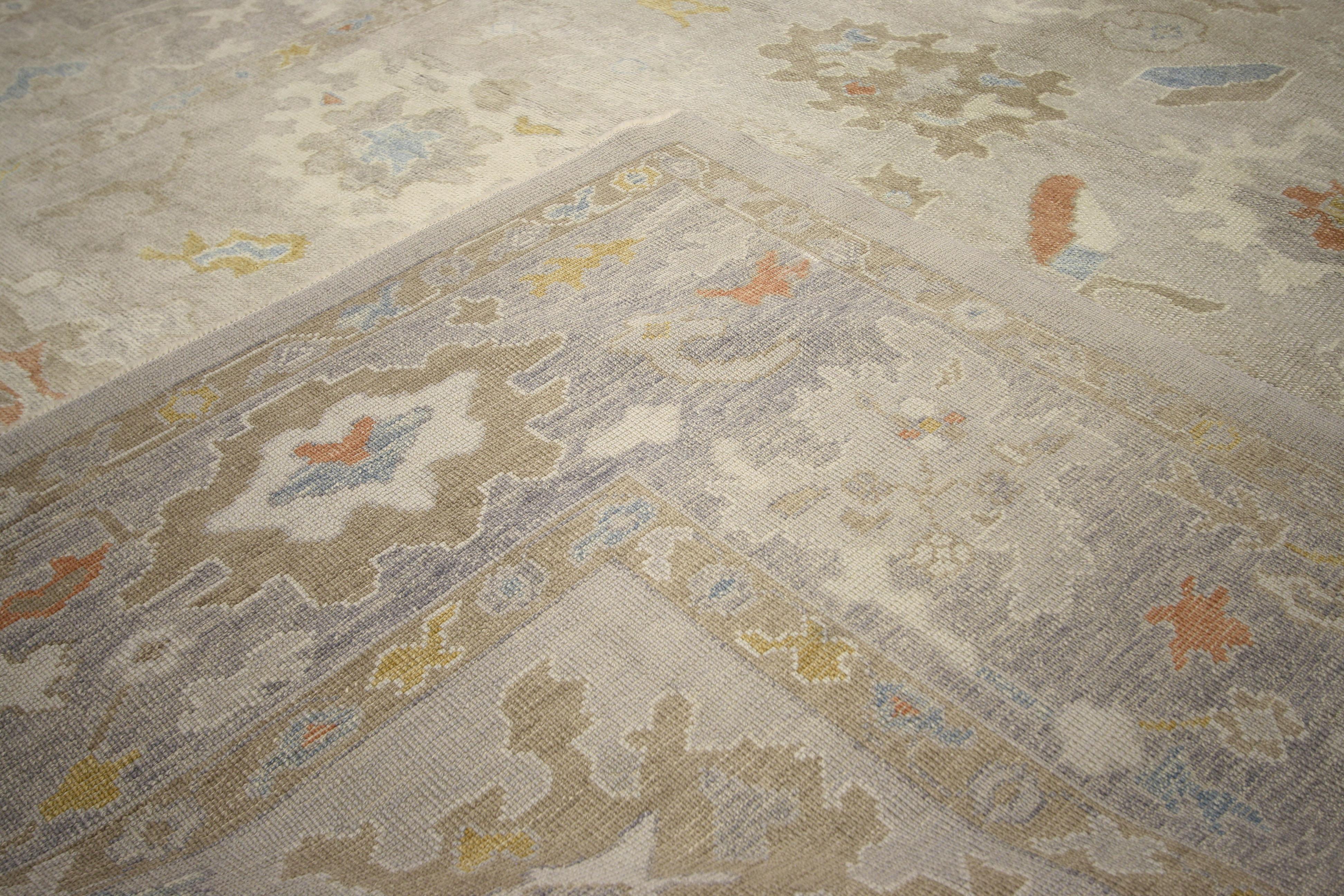 Laine Nouveau tapis turc d'Oushak aux couleurs claires et neutres en vente