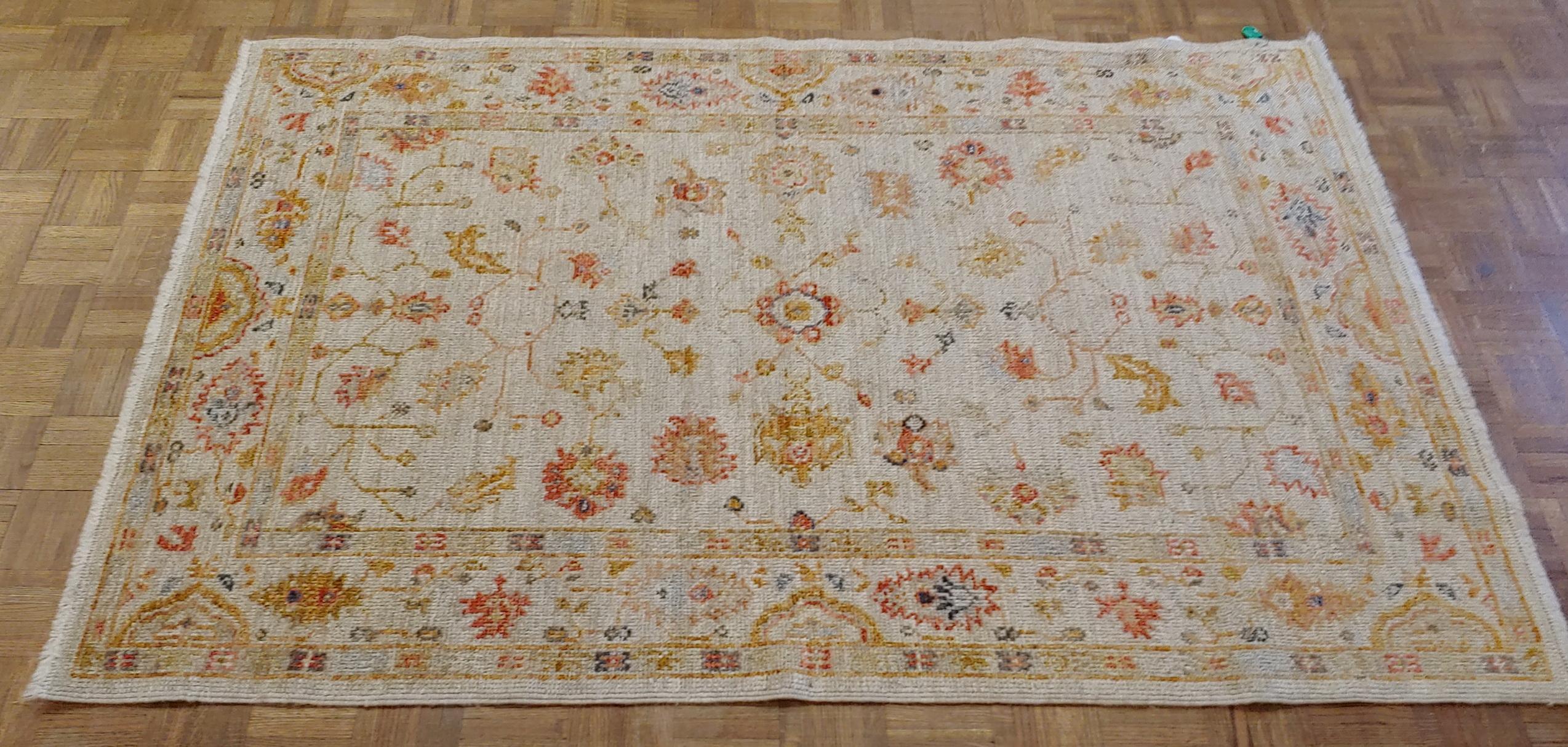 New Turkish Oushak, Ivory and Soft Colors, Wool In Excellent Condition For Sale In Williamsburg, VA
