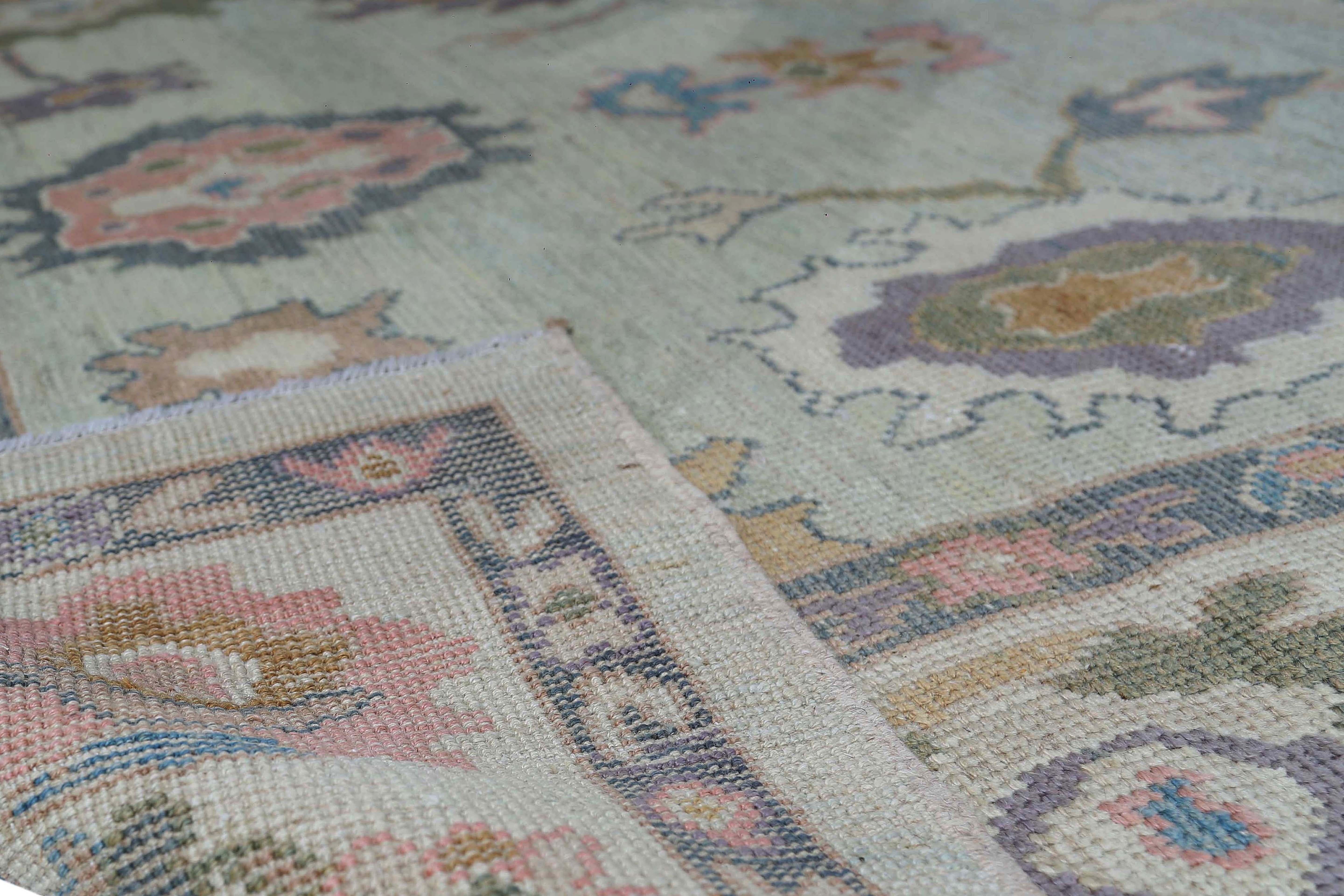 Dieser atemberaubende Oushak-Teppich ist ein schönes Beispiel für traditionelles türkisches Design. Es misst 6,0'' x 9,6'' und zeigt ein lebhaftes und kompliziertes Blumenmedaillonmuster in Blau- und Grüntönen. Die satten Farben werden mit