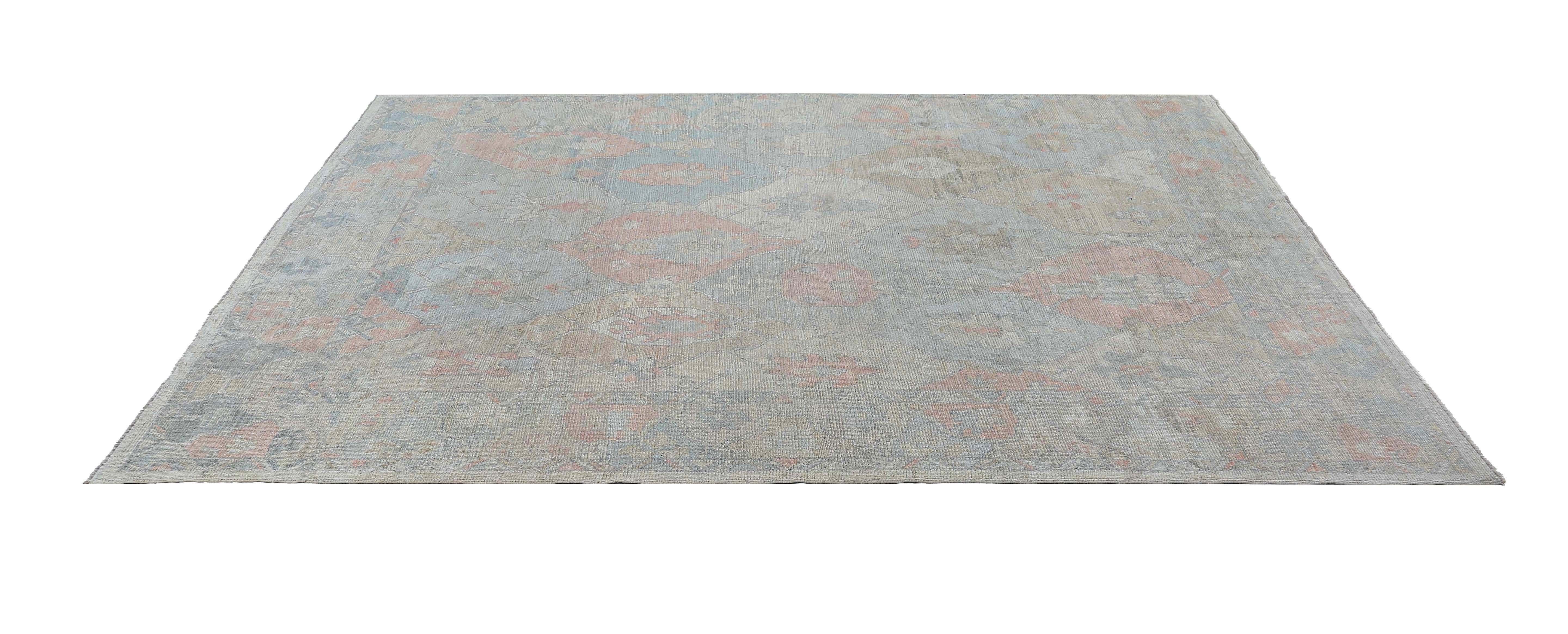 Aggiungi un tocco di eleganza e fascino all'arredamento della tua casa con questo bellissimo tappeto turco Oushak. Il tappeto misura 8'0