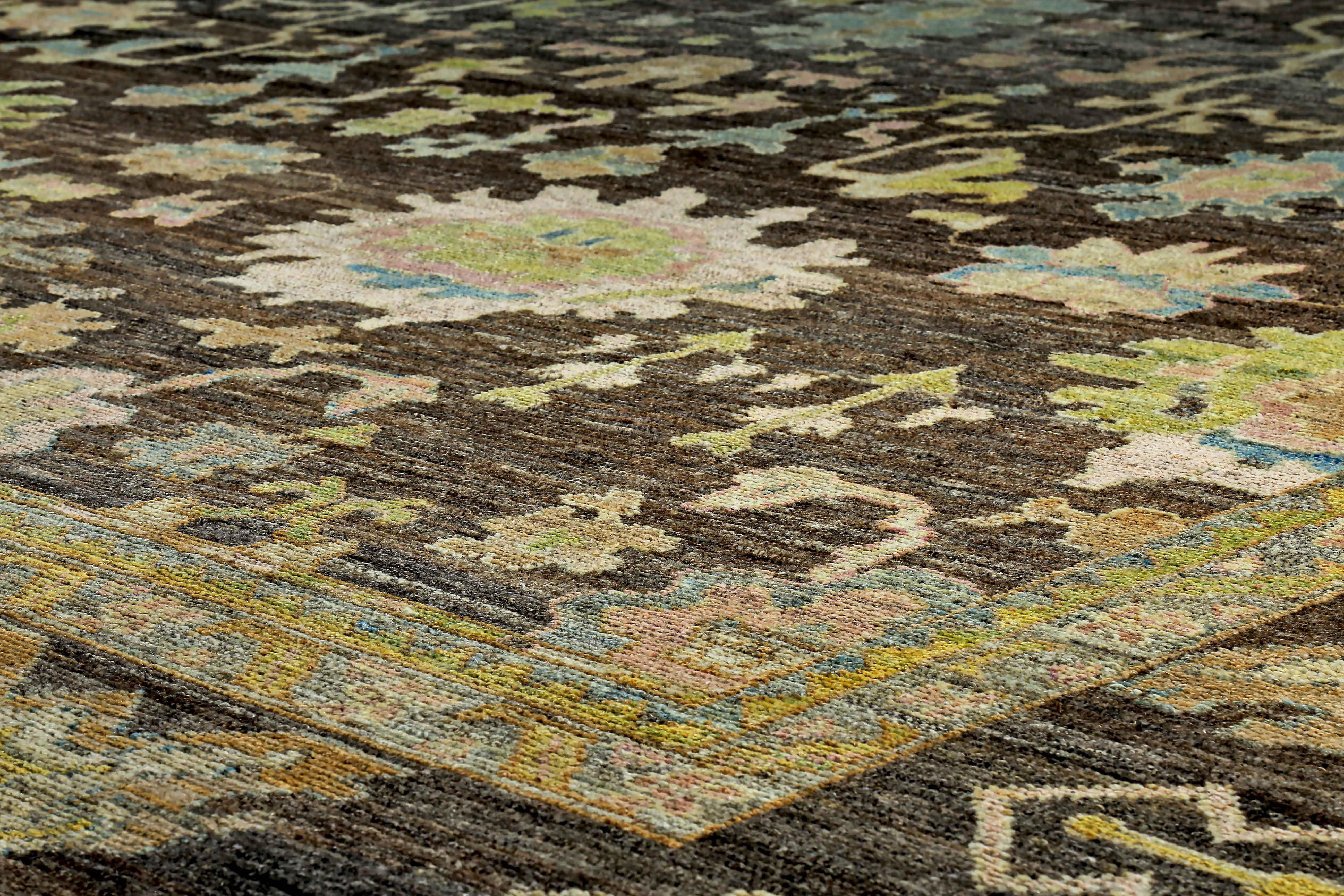 Türkischer Oushak-Teppich in Schwarz und Braun mit bunten Blumenmuster (Handgewebt) im Angebot