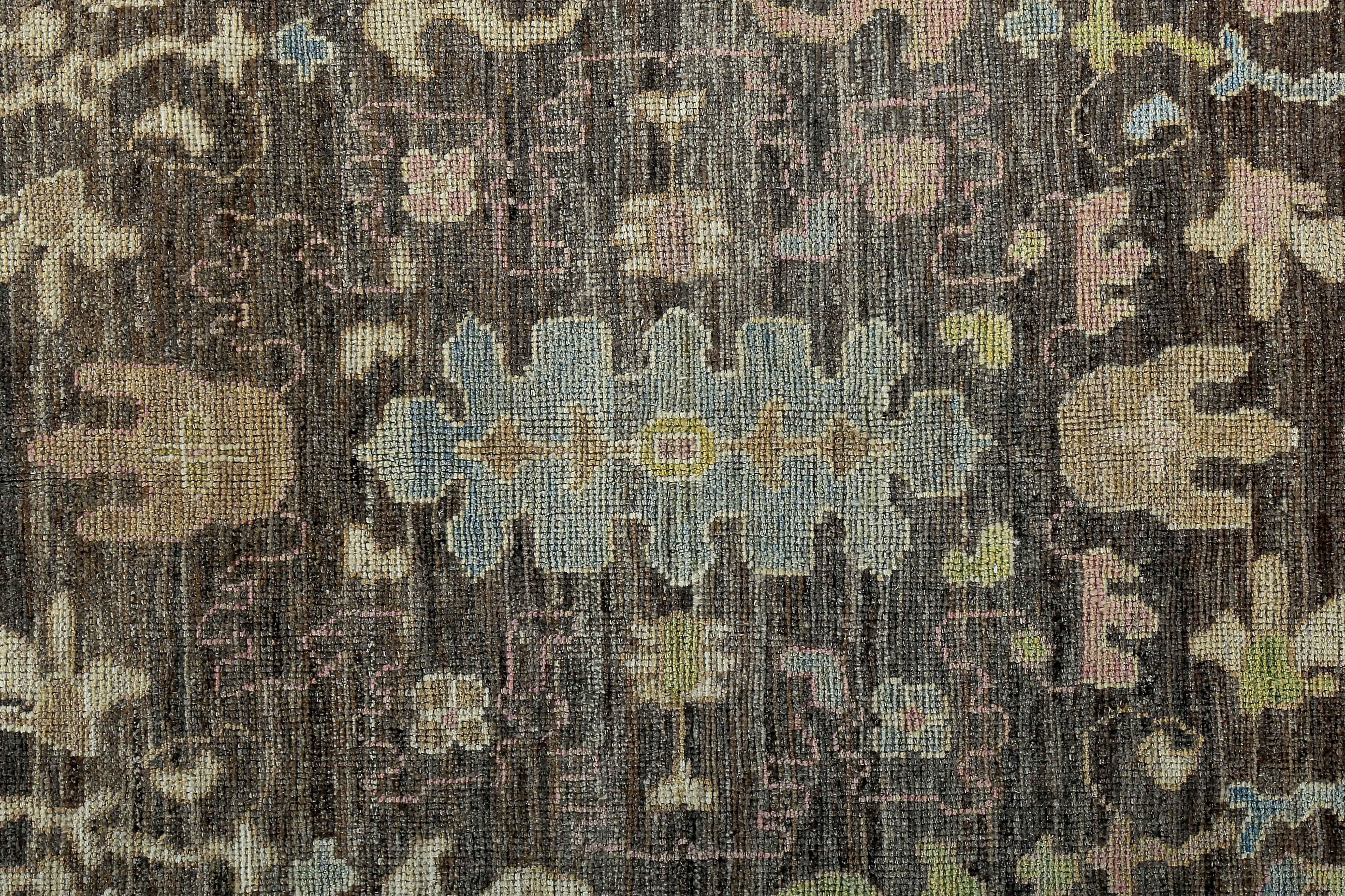 Türkischer Oushak-Teppich in Schwarz und Braun mit bunten Blumenmuster im Zustand „Hervorragend“ im Angebot in Dallas, TX