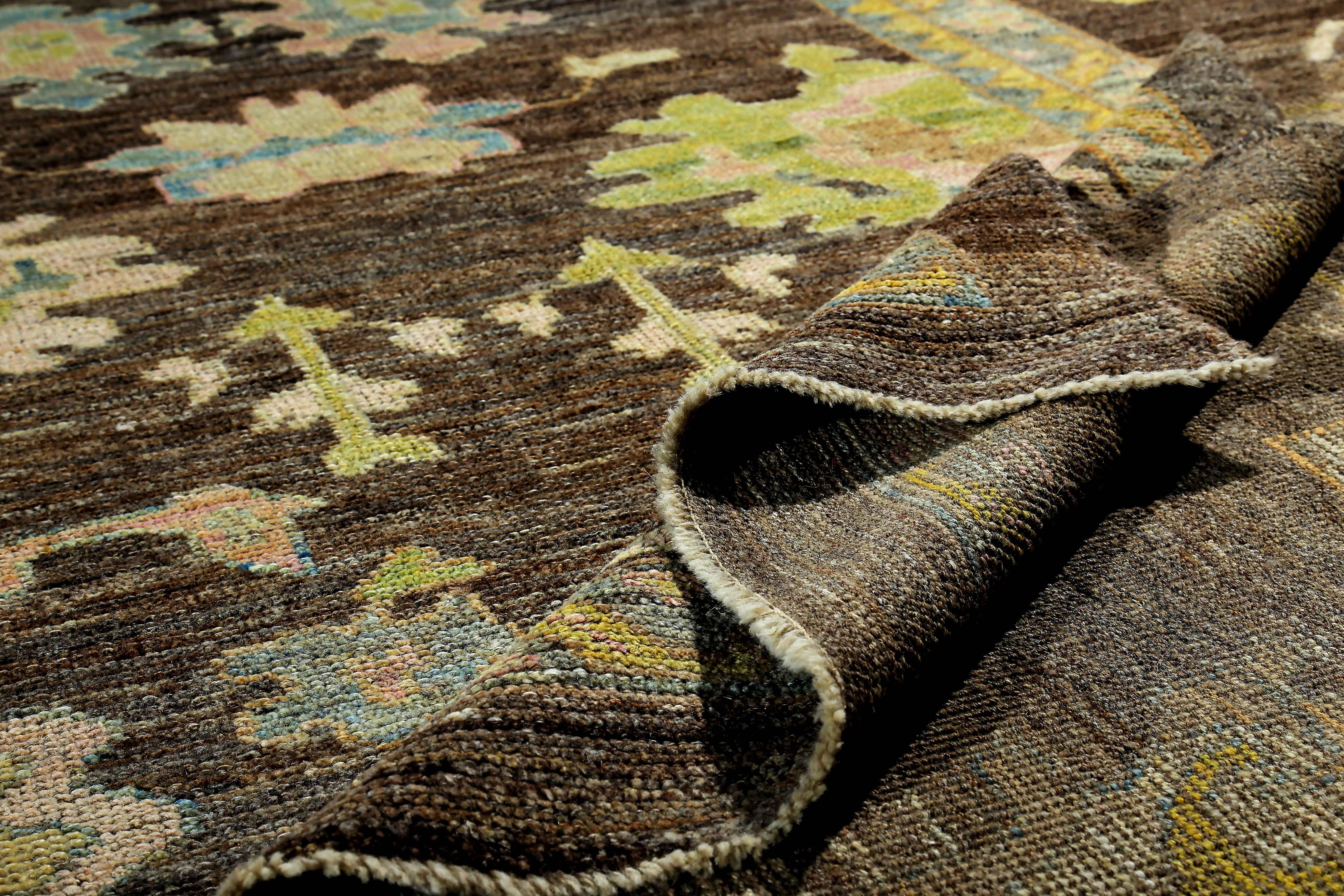 Türkischer Oushak-Teppich in Schwarz und Braun mit bunten Blumenmuster im Angebot 2