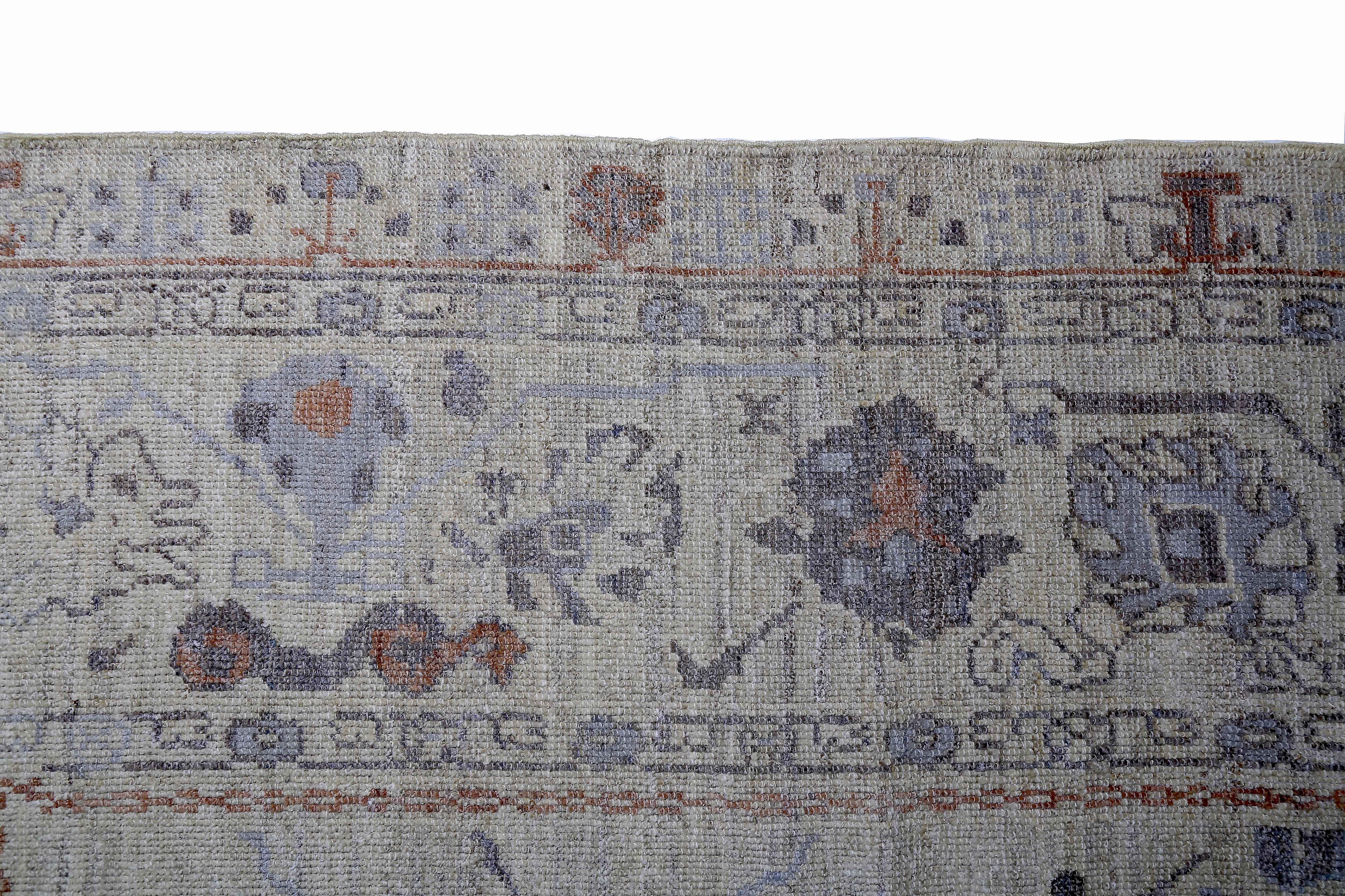 Neuer türkischer Teppich aus handgewebter Schafwolle von bester Qualität. Es ist mit organischen Pflanzenfarben gefärbt, die für Menschen und Haustiere gleichermaßen als sicher zertifiziert sind. Es zeigt florale Details in Blau und Braun auf einem