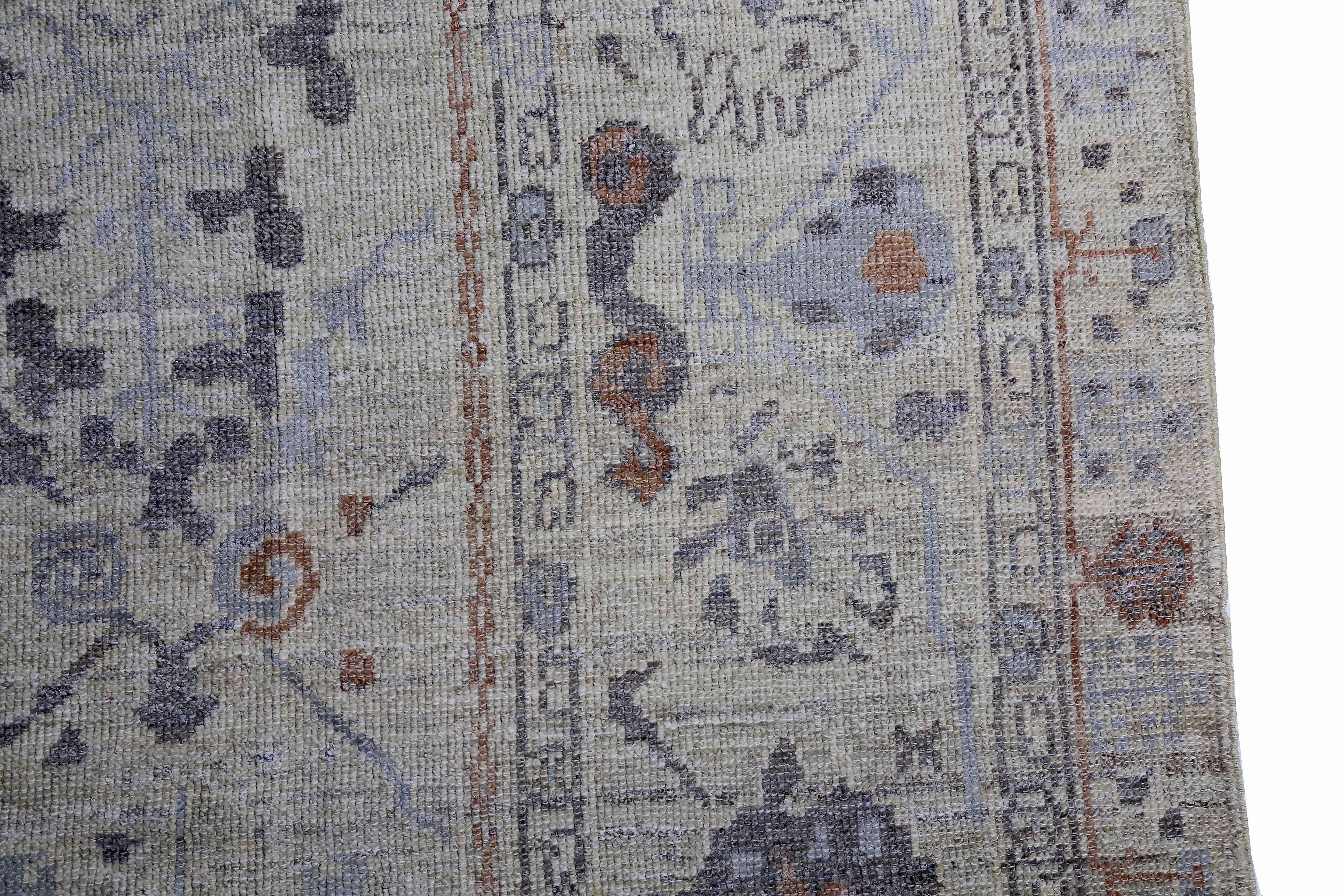 Neuer türkischer Oushak-Teppich mit blauen und braunen Blumendetails auf elfenbeinfarbenem Feld (Türkisch) im Angebot