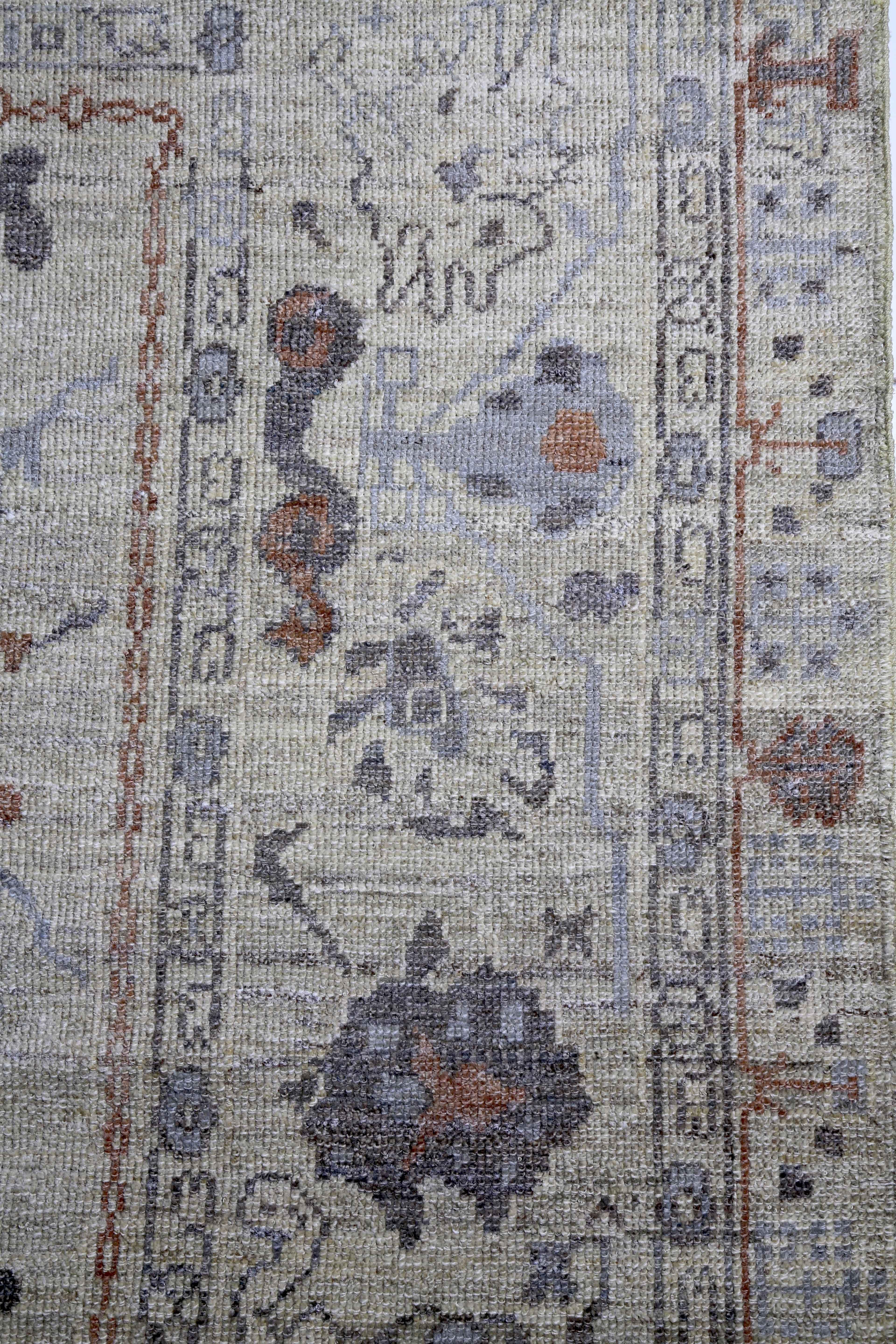 Neuer türkischer Oushak-Teppich mit blauen und braunen Blumendetails auf elfenbeinfarbenem Feld (Handgewebt) im Angebot