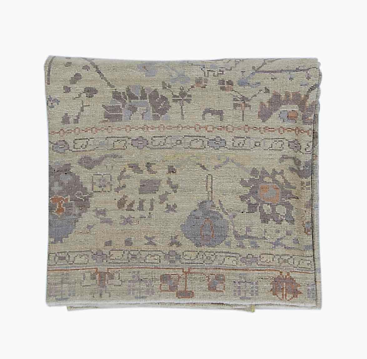 Neuer türkischer Oushak-Teppich mit blauen und braunen Blumendetails auf elfenbeinfarbenem Feld (Wolle) im Angebot