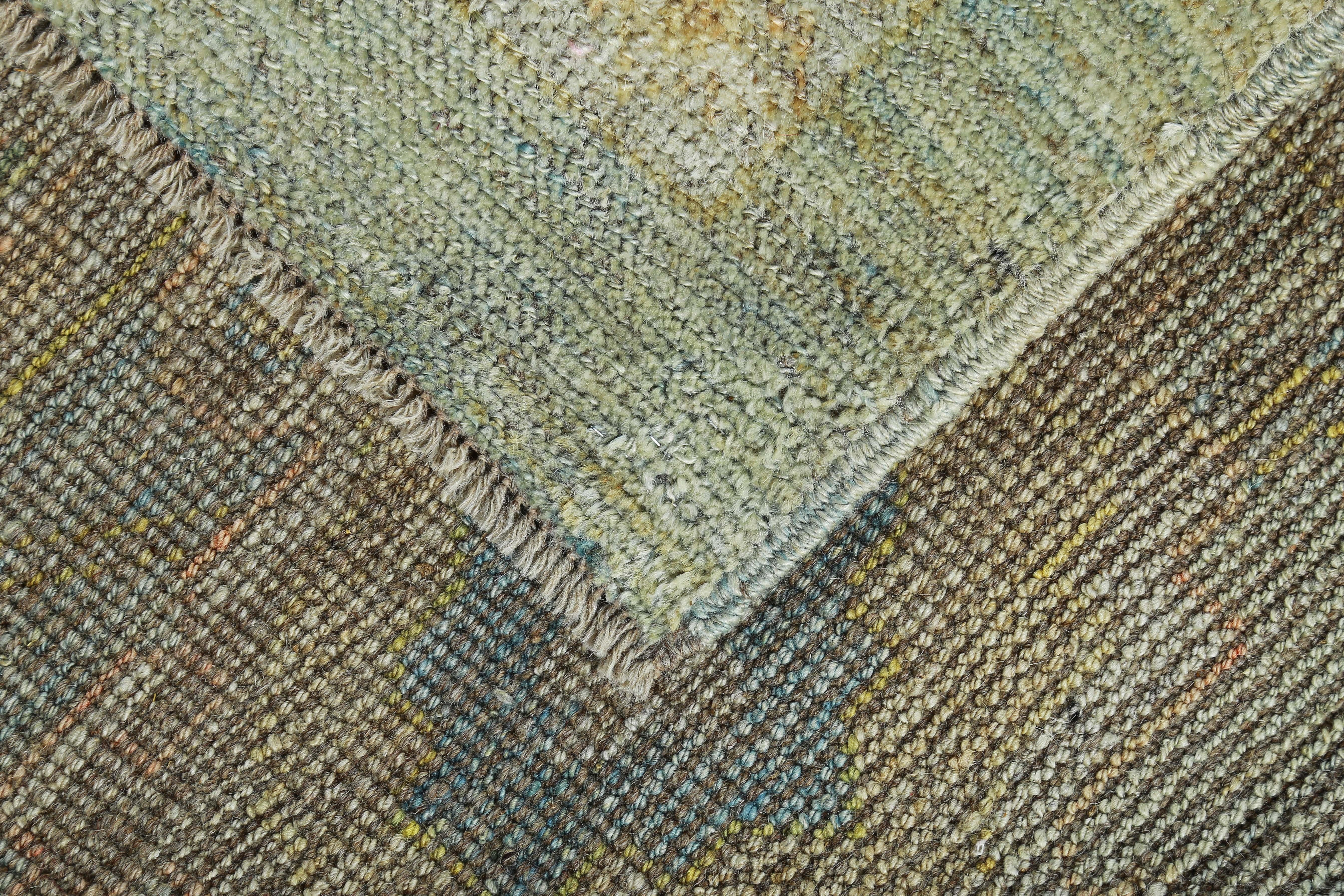Türkischer Oushak-Teppich mit blauem und gelbem Blumenmuster auf einem grünen Feld im Angebot 4