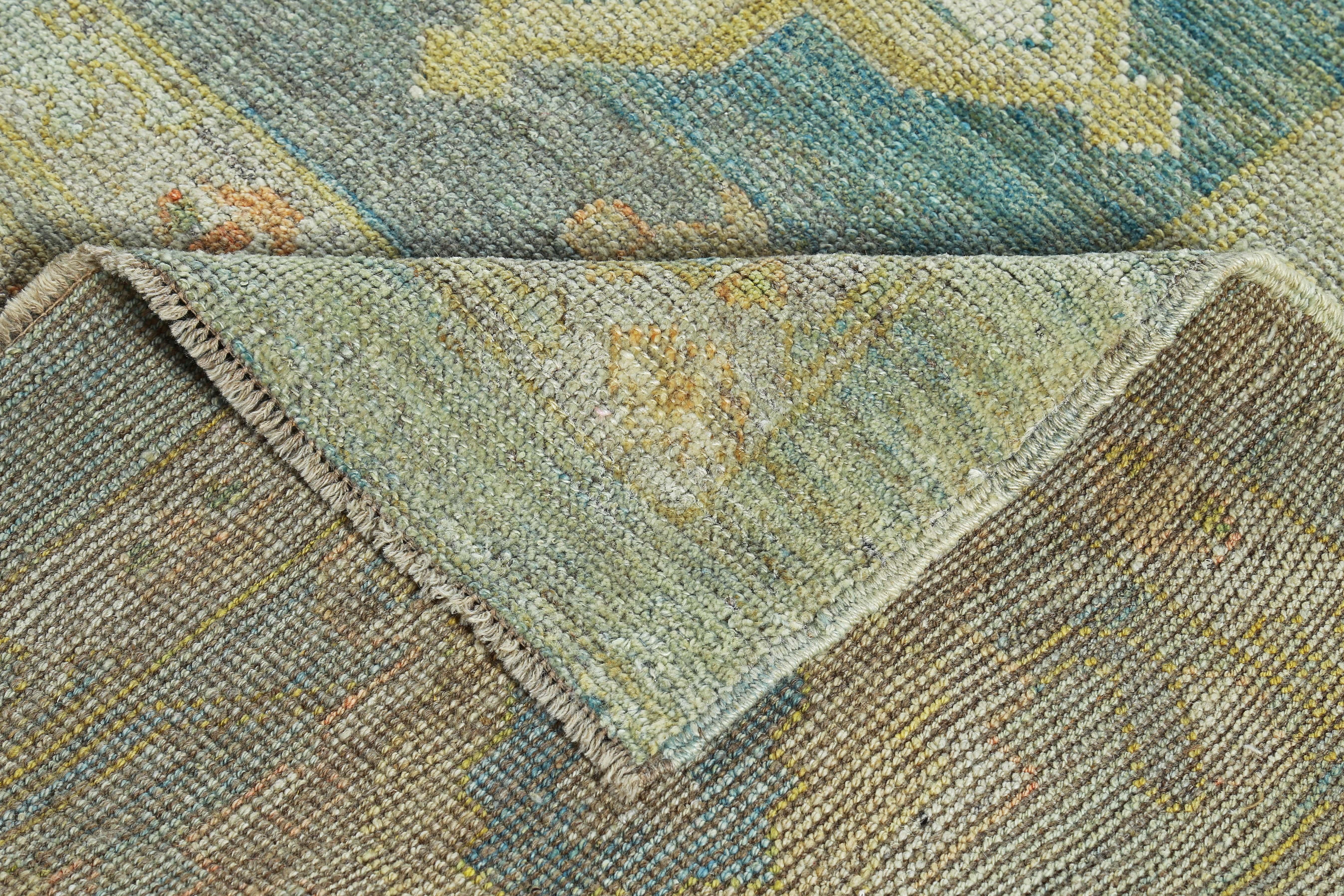 Türkischer Oushak-Teppich mit blauem und gelbem Blumenmuster auf einem grünen Feld im Angebot 5