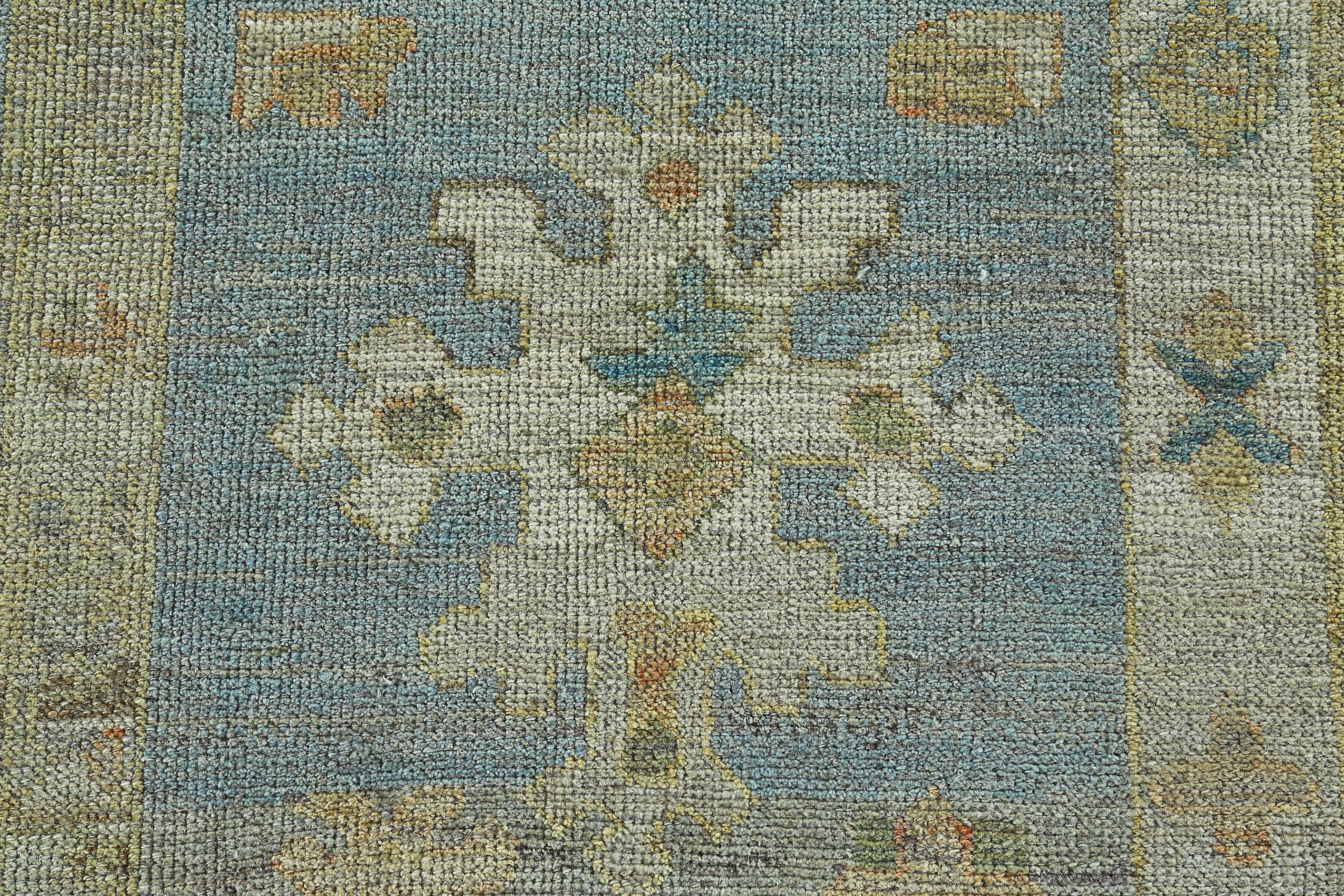 Türkischer Oushak-Teppich mit blauem und gelbem Blumenmuster auf einem grünen Feld (Handgewebt) im Angebot