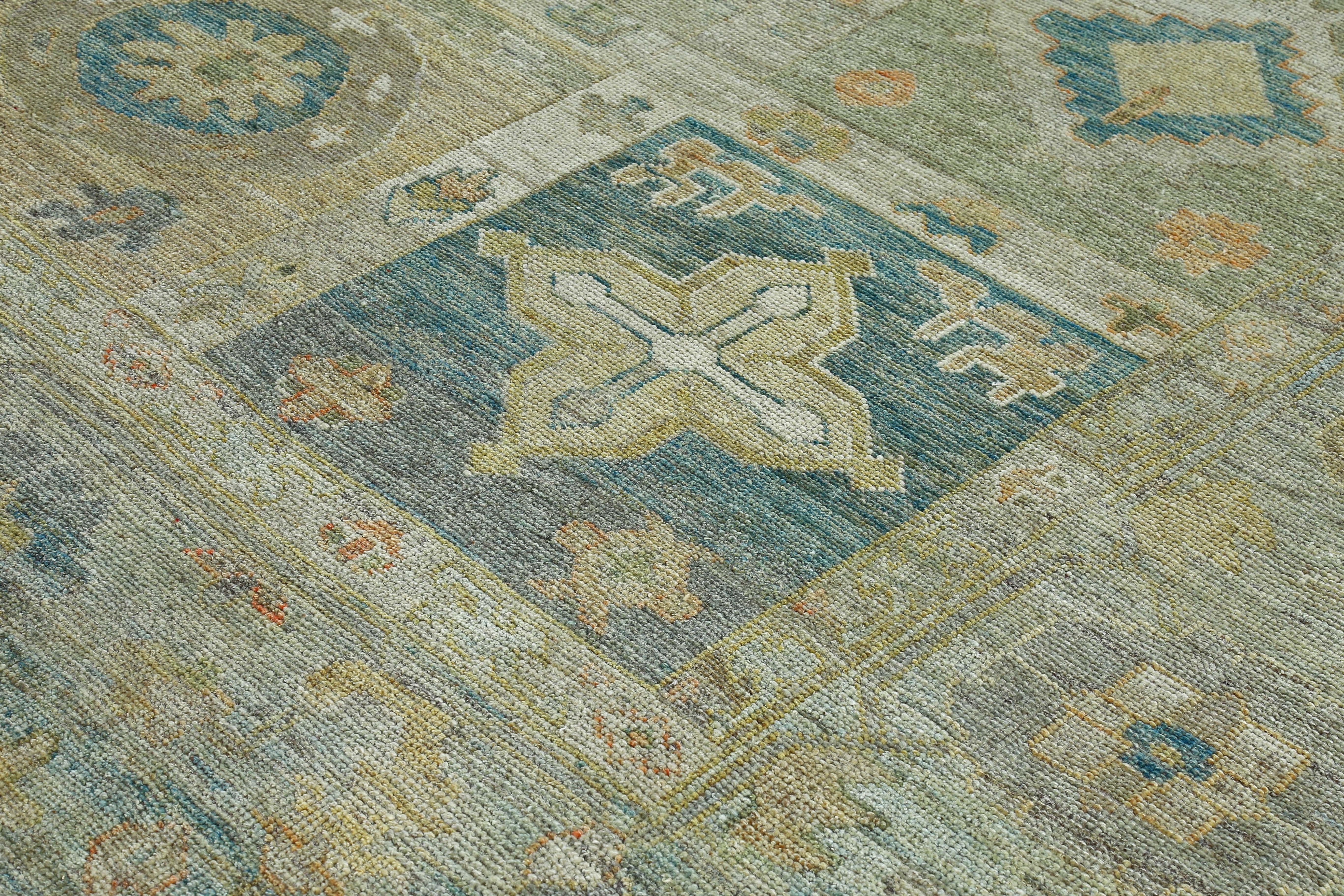 Türkischer Oushak-Teppich mit blauem und gelbem Blumenmuster auf einem grünen Feld im Zustand „Neu“ im Angebot in Dallas, TX