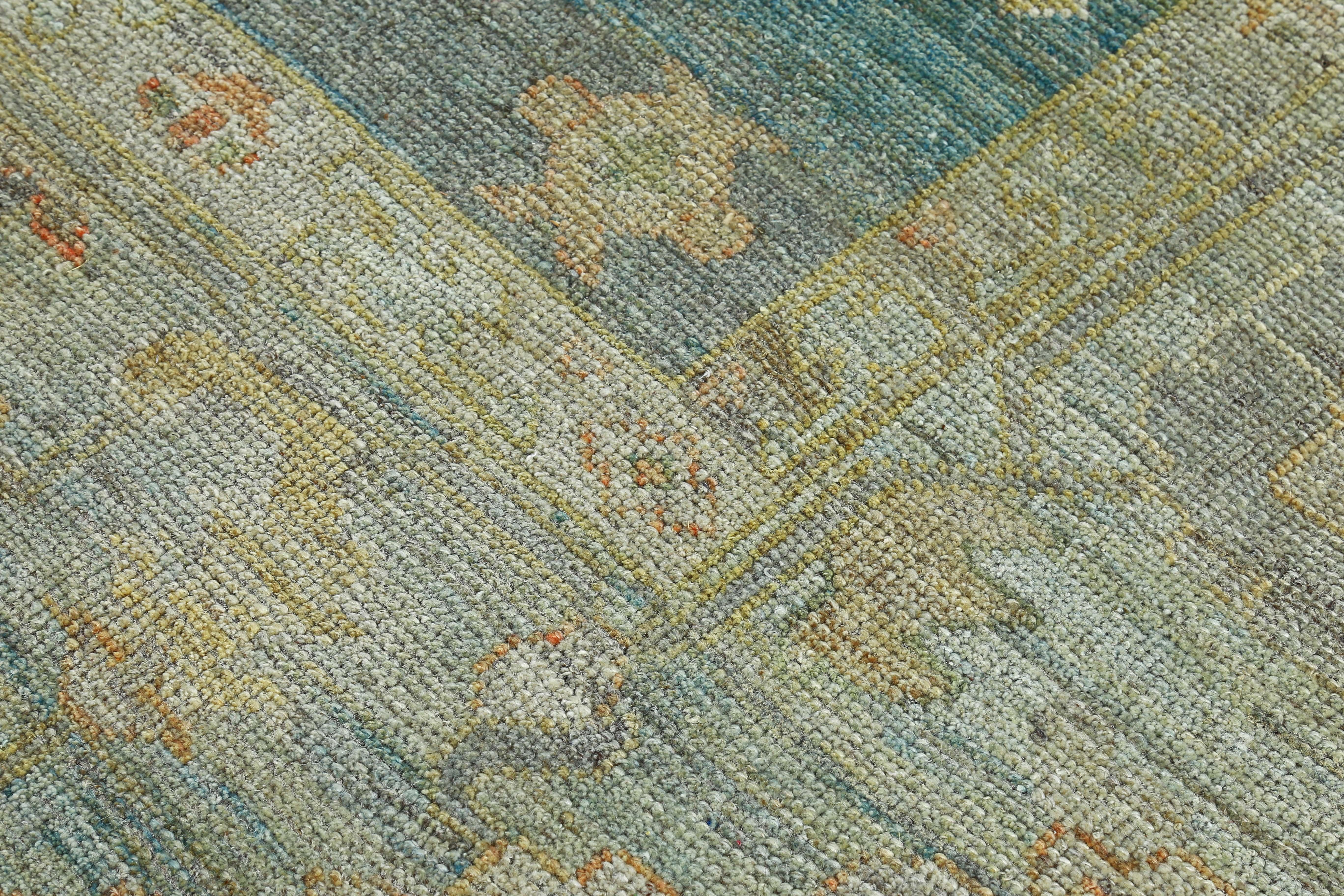 Türkischer Oushak-Teppich mit blauem und gelbem Blumenmuster auf einem grünen Feld (21. Jahrhundert und zeitgenössisch) im Angebot