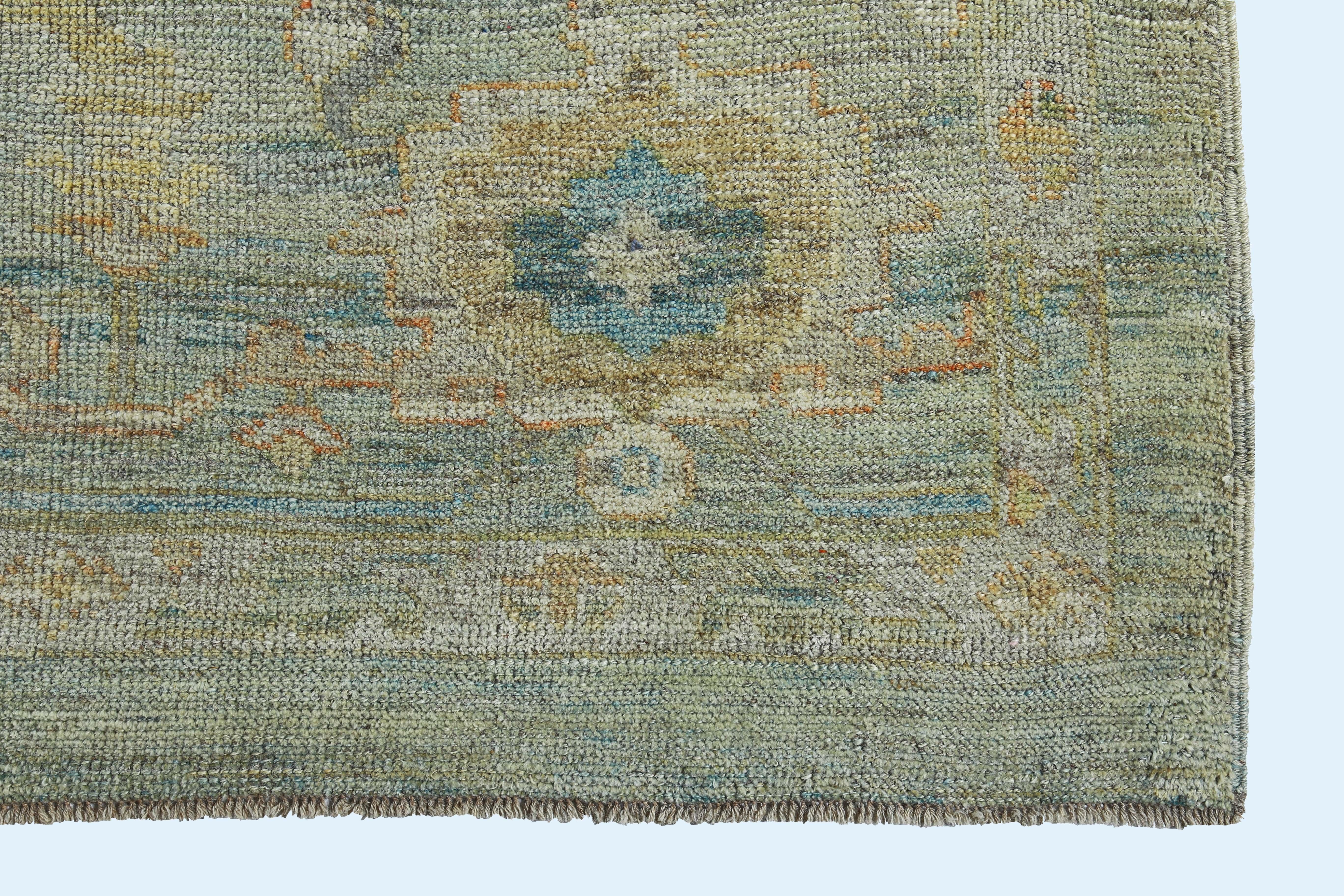 Türkischer Oushak-Teppich mit blauem und gelbem Blumenmuster auf einem grünen Feld (Wolle) im Angebot