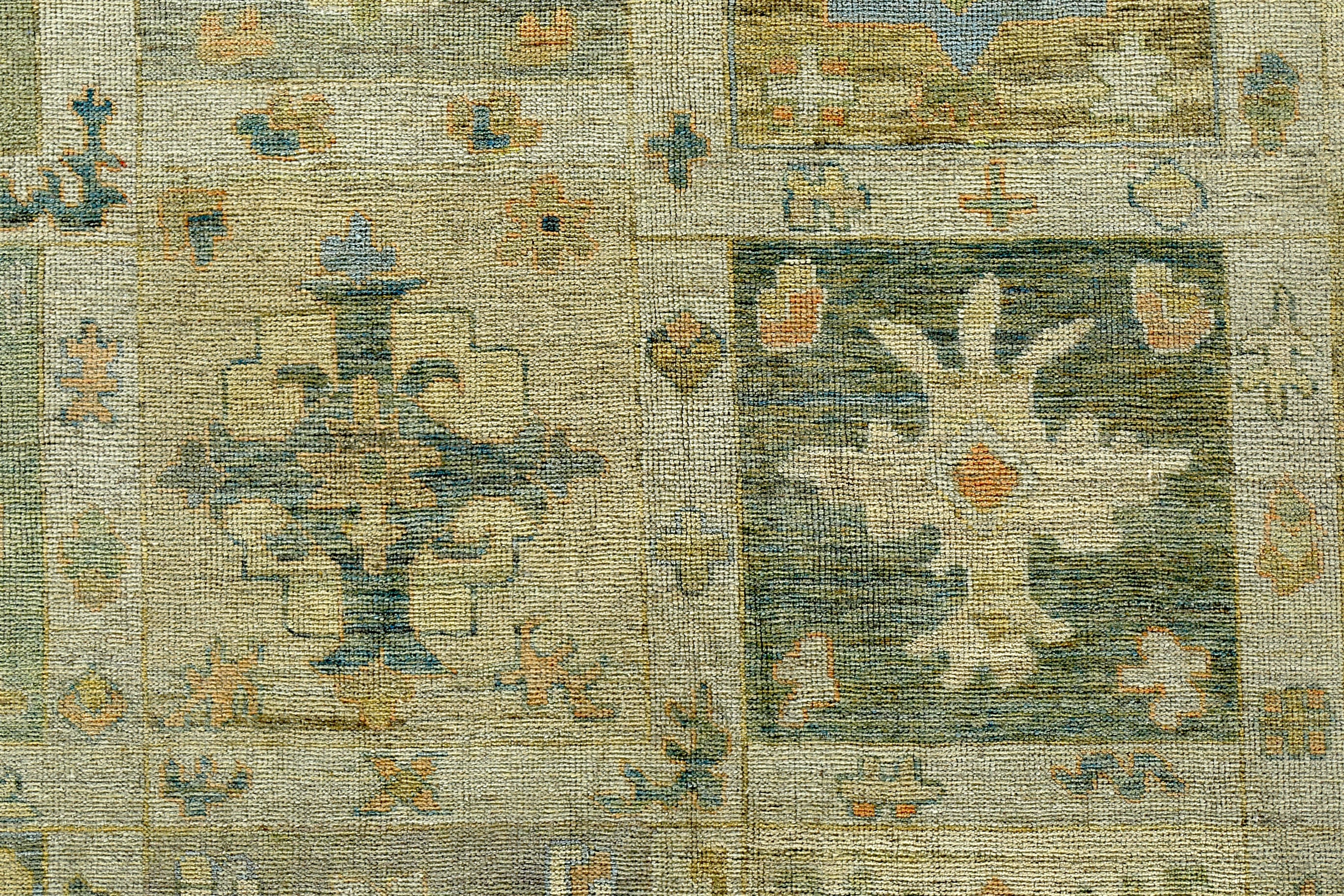 Türkischer Oushak-Teppich mit blauem und gelbem Blumenmuster auf einem grünen Feld im Angebot 1