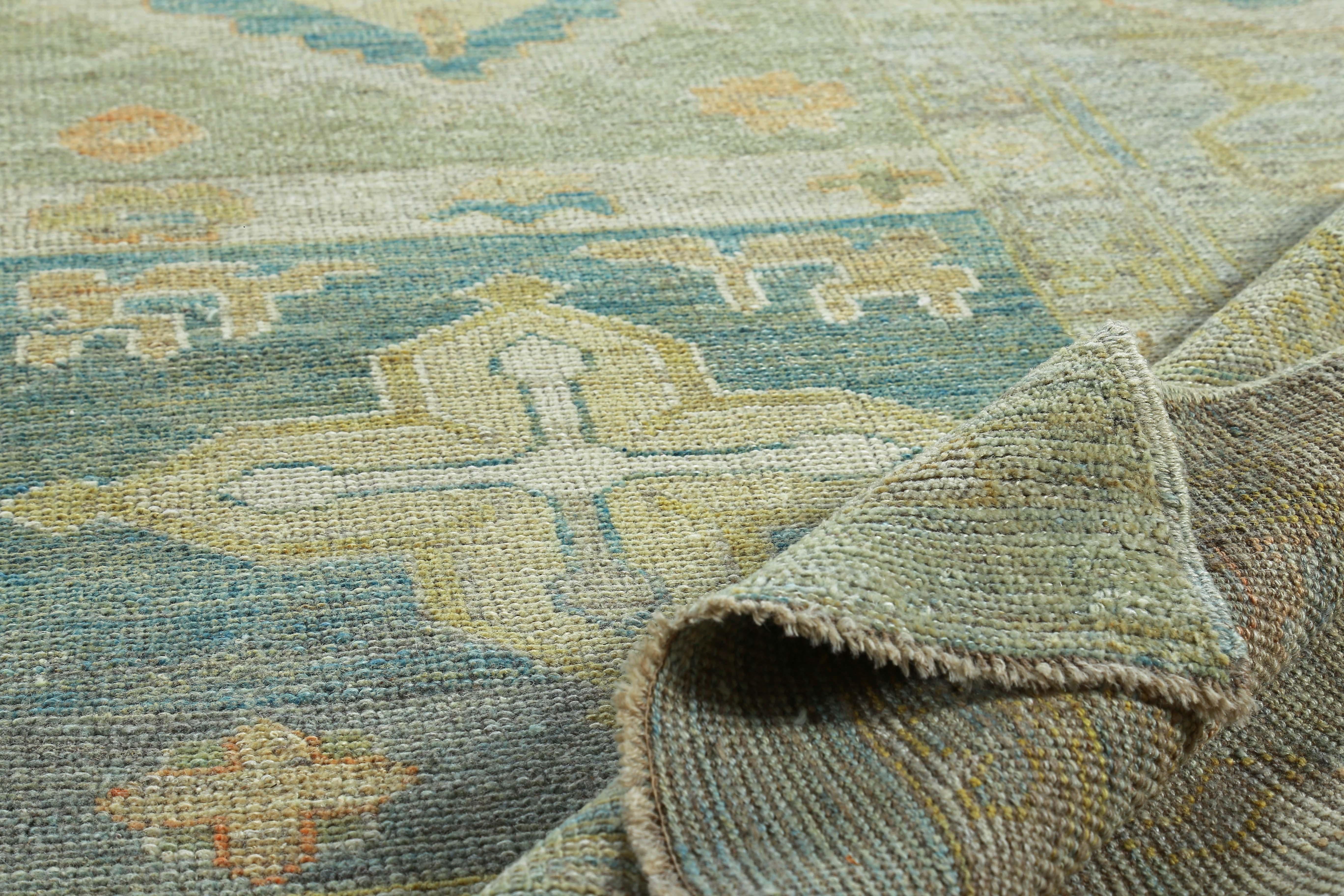Türkischer Oushak-Teppich mit blauem und gelbem Blumenmuster auf einem grünen Feld im Angebot 2