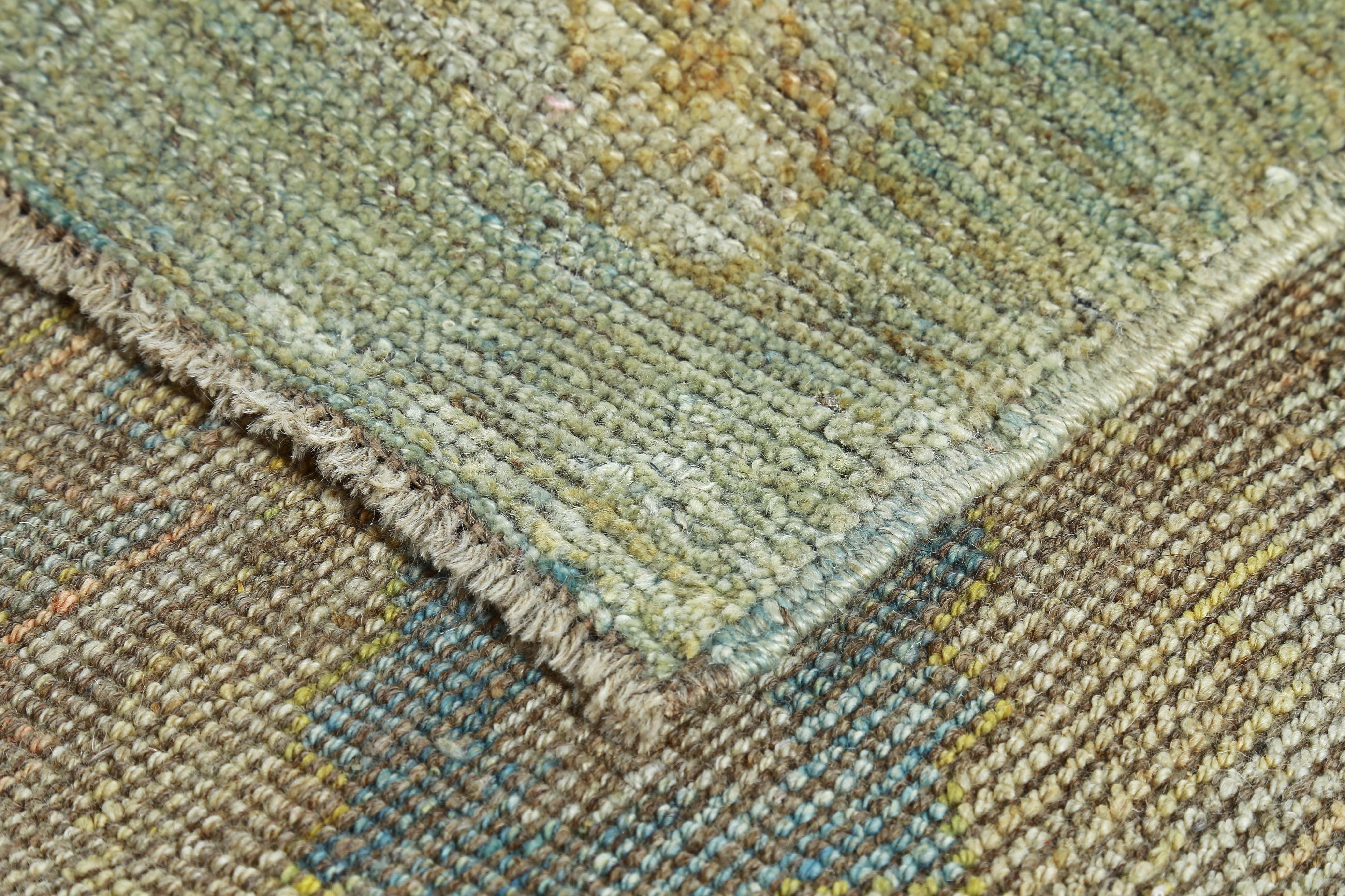 Türkischer Oushak-Teppich mit blauem und gelbem Blumenmuster auf einem grünen Feld im Angebot 3