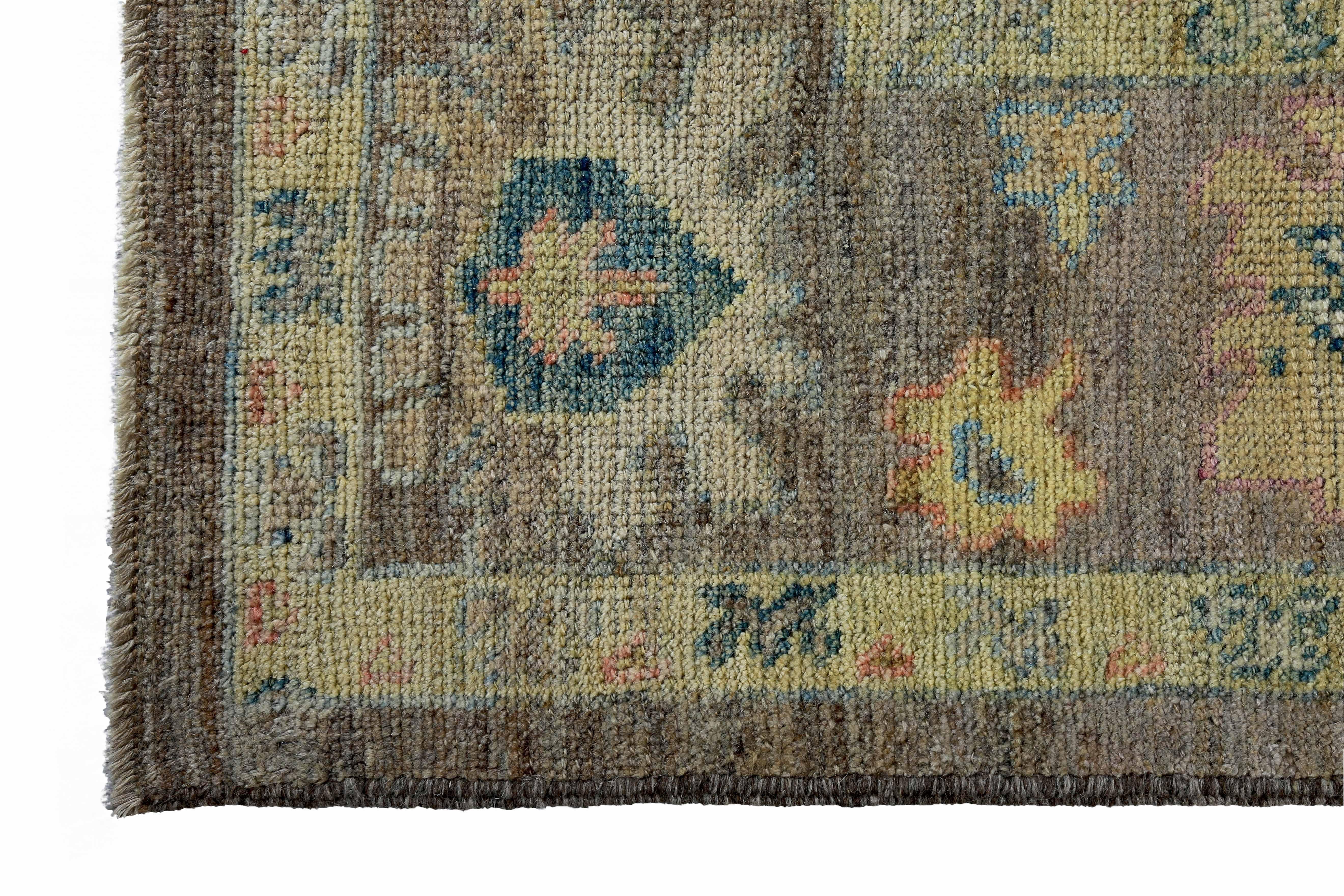 Tissé à la main Nouveau tapis turc Oushak avec des têtes de fleurs aux couleurs vives sur fond brun en vente