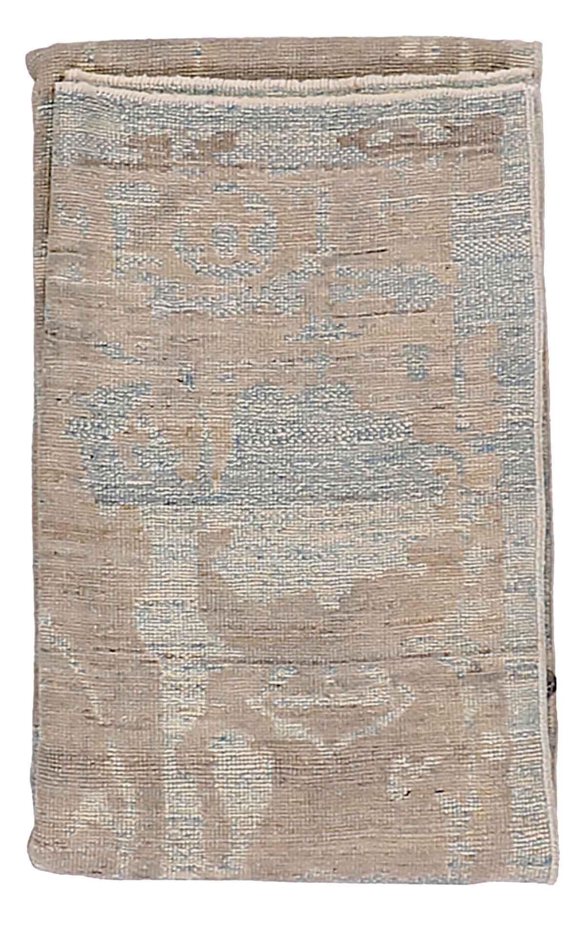 Neuer türkischer Oushak-Teppich mit braunen und beigen Blumendetails auf blauem Feld (Türkisch) im Angebot