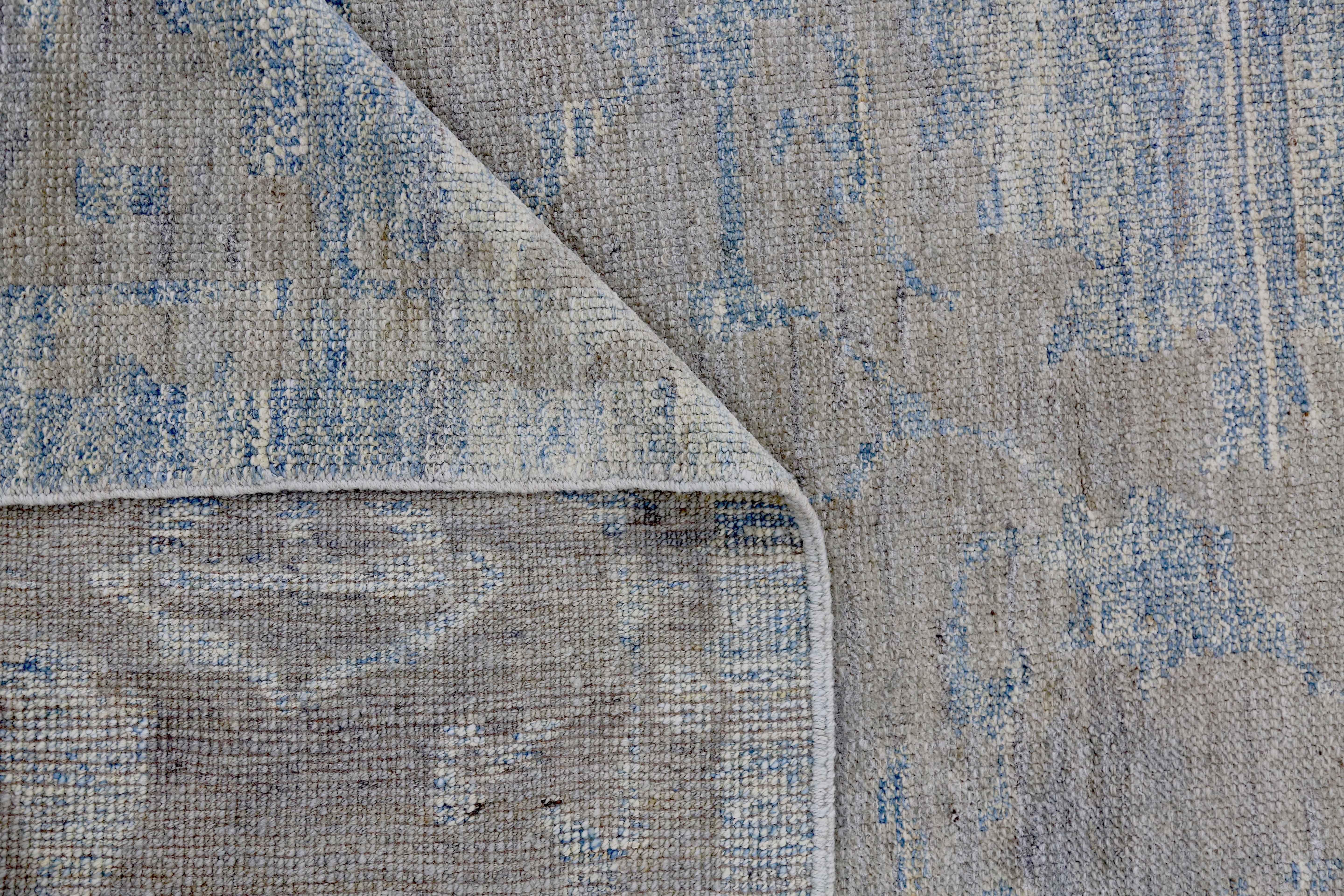 Neuer türkischer Oushak-Teppich mit braunen und beigen Blumendetails auf blauem Feld (Wolle) im Angebot