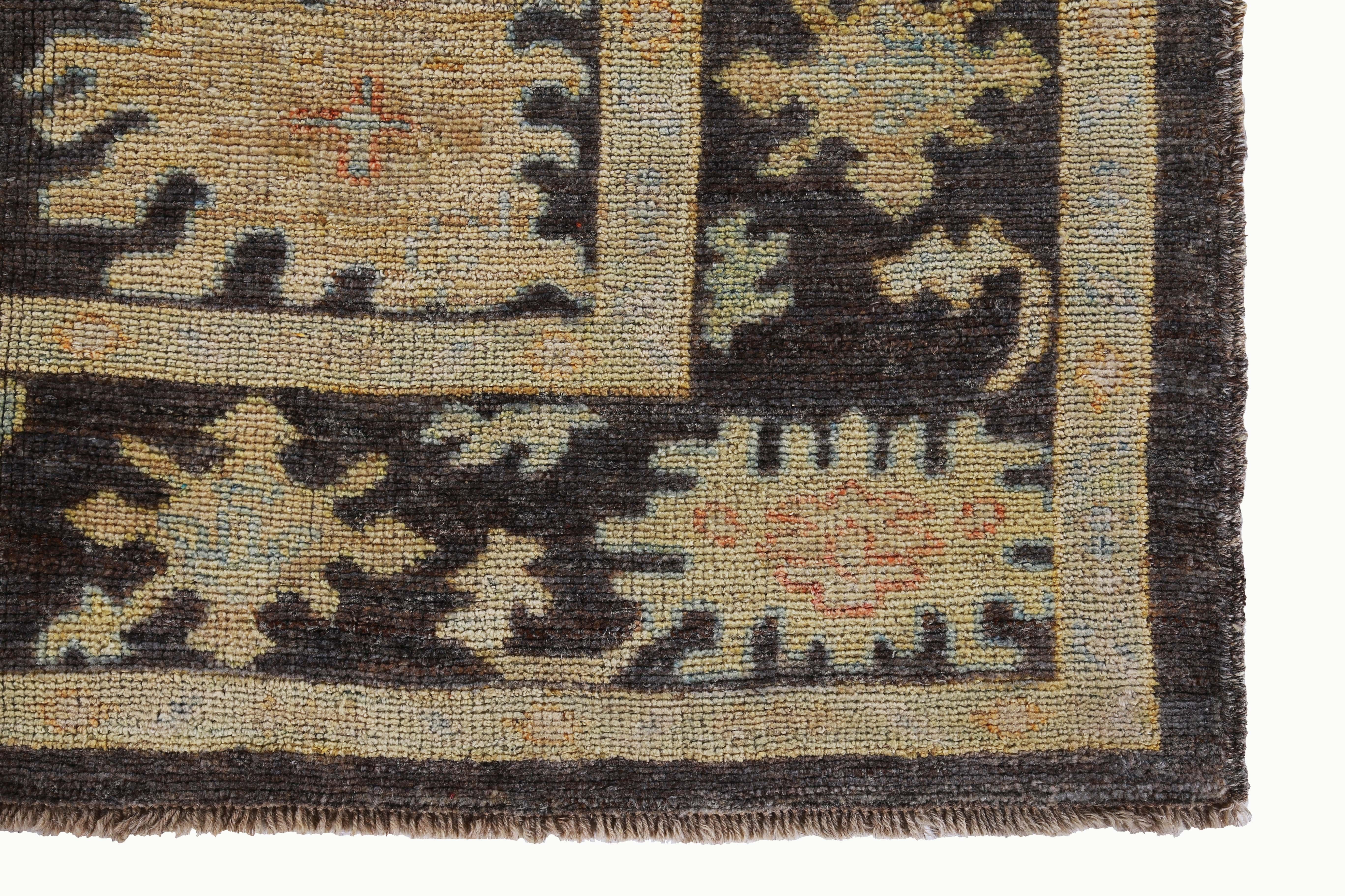 Türkischer Oushak-Teppich mit braunen, gelben und blauen Blumendetails auf braunem Feld (Handgewebt) im Angebot