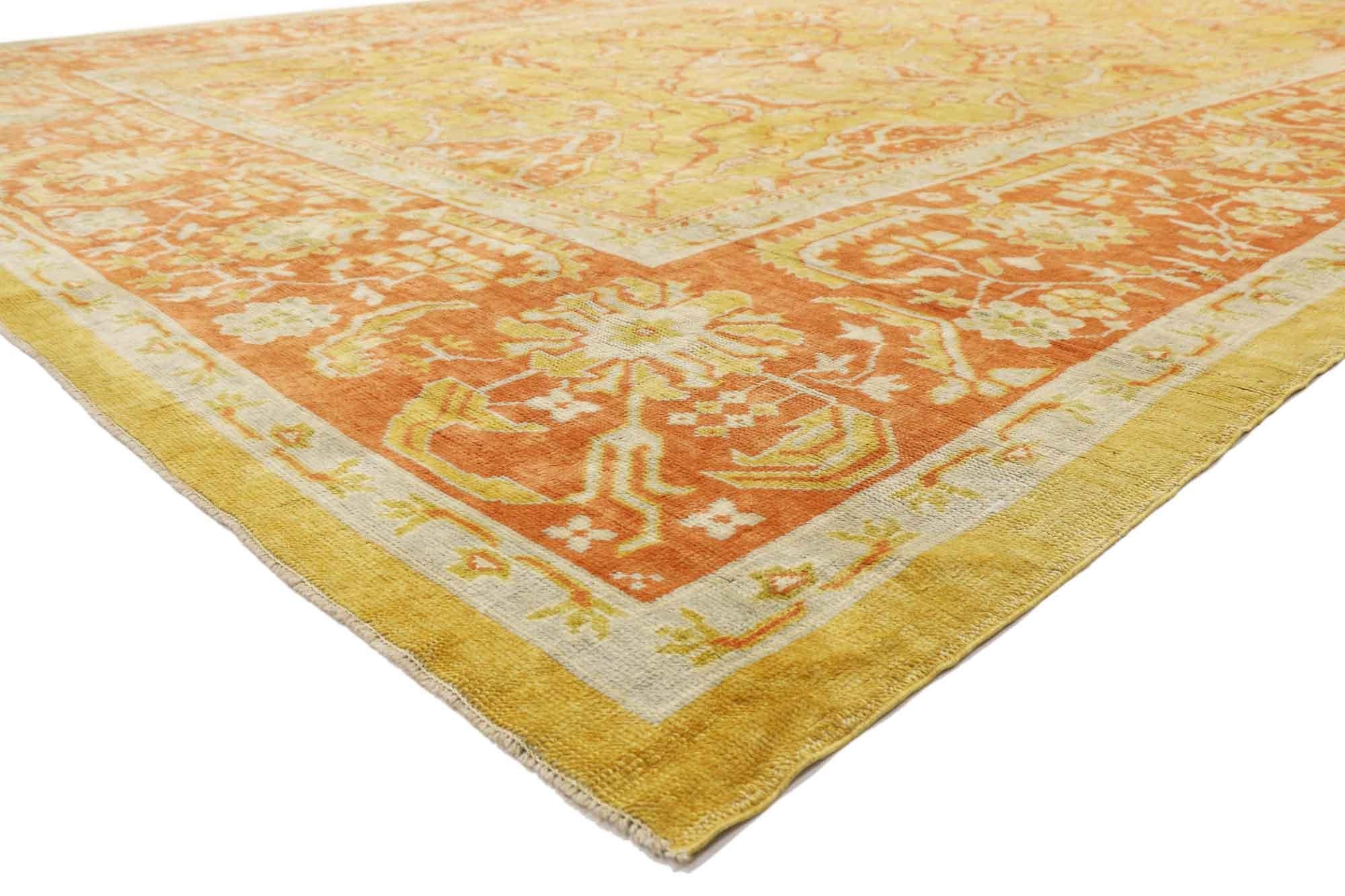 52426, Nouveau tapis turc Oushak au style italien toscan contemporain. Le jaune doré et le zeste d'orange vibrant sont associés à des teintes neutres pour un équilibre parfait entre audace et subtilité dans ce tapis Oushak turc contemporain en laine