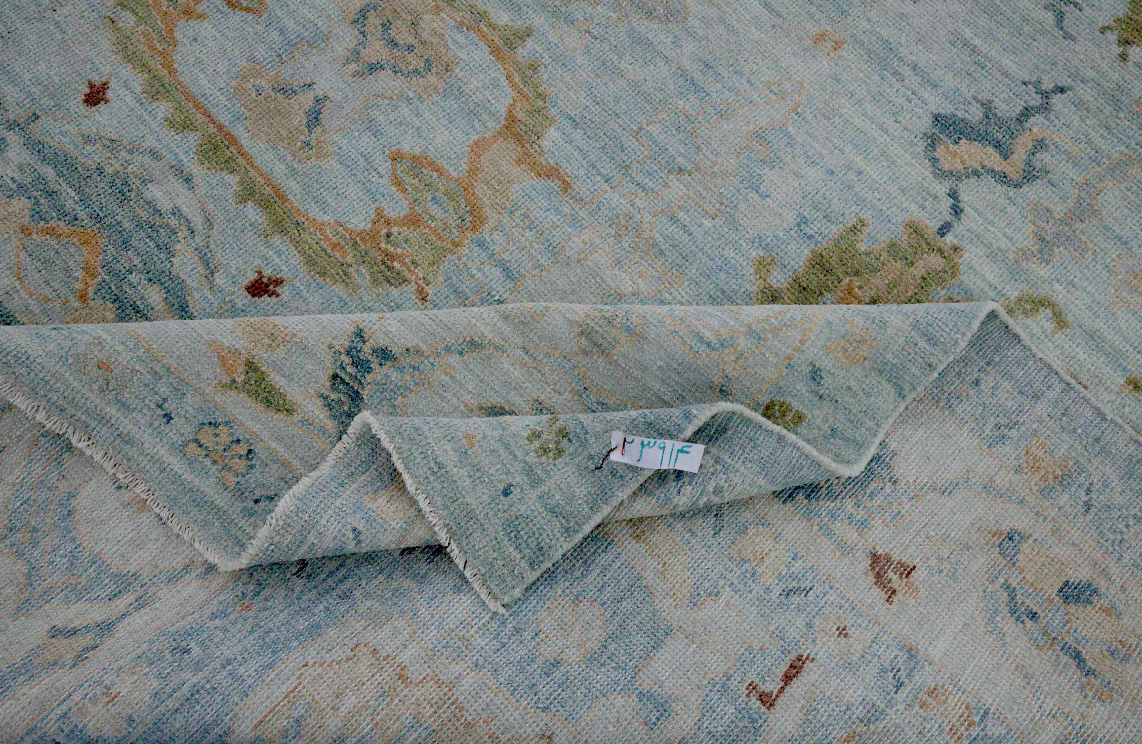 Neuer türkischer Oushak-Teppich mit grünen und beigen Blumendetails auf blauem Feld (21. Jahrhundert und zeitgenössisch) im Angebot