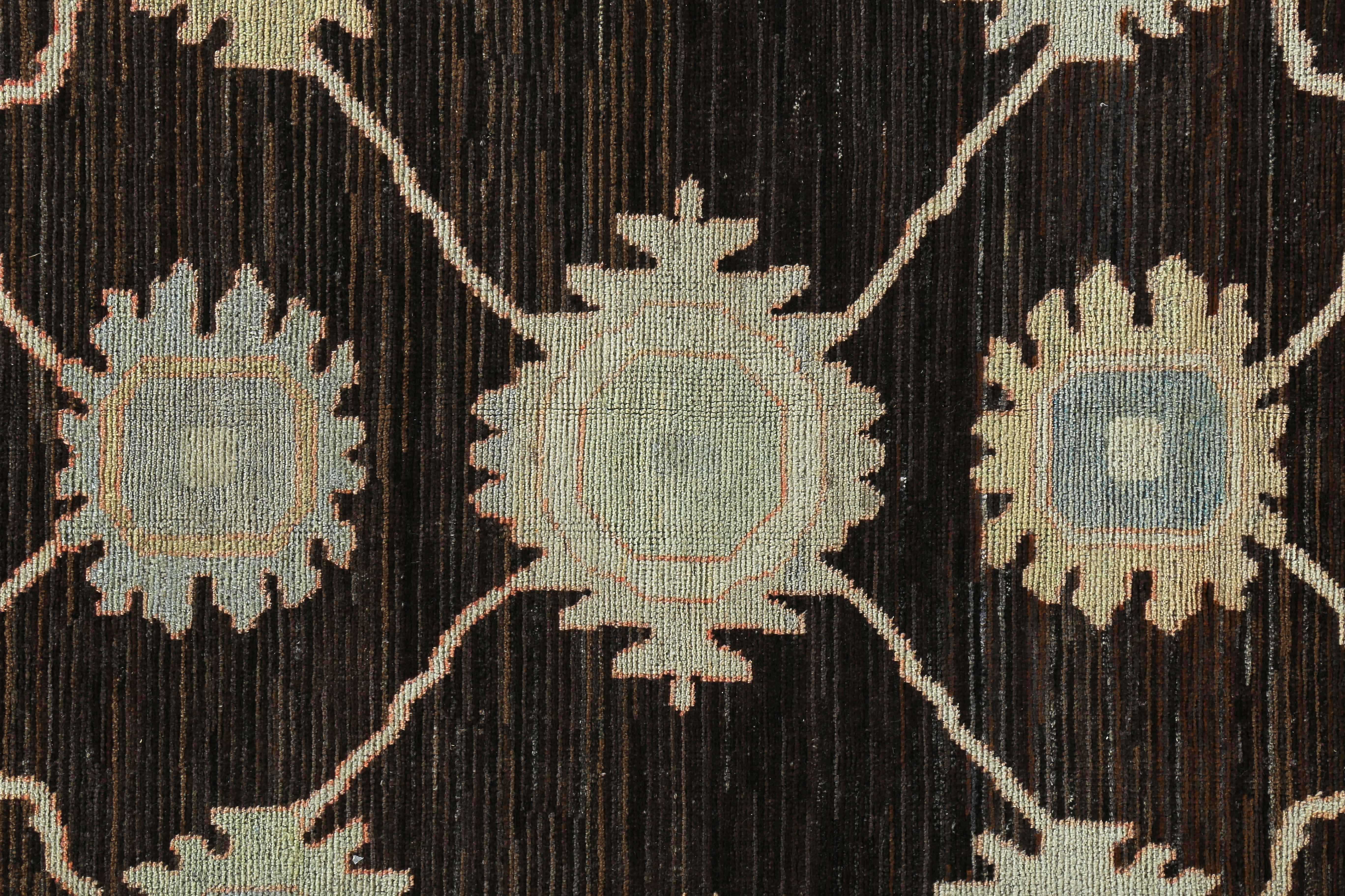 Nueva alfombra turca Oushak con detalles florales en verde y azul claro sobre fondo marrón Tejido a mano en venta