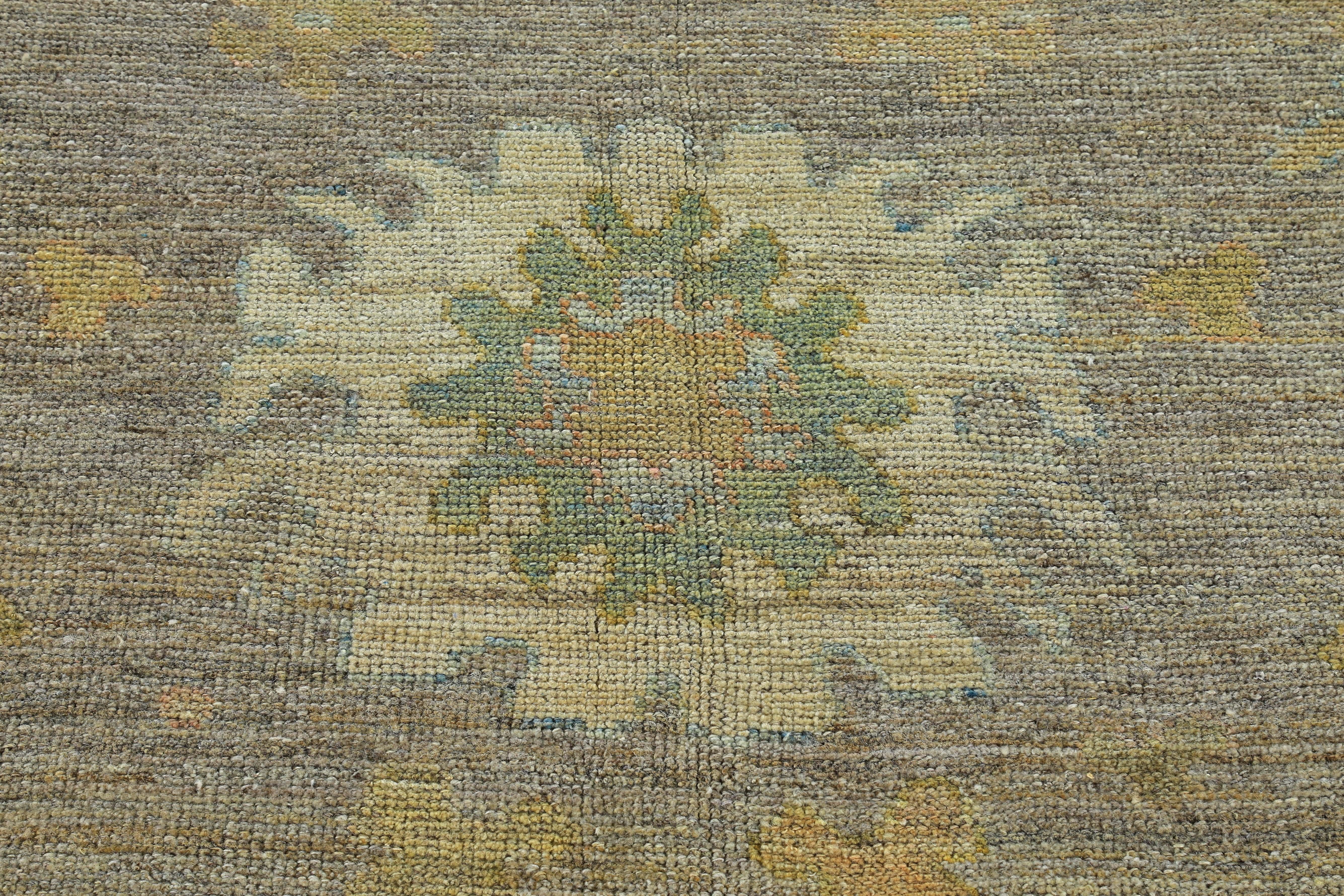 Türkischer Oushak-Teppich mit grünem und gelbem Blumenmuster auf braunem Feld im Angebot 1