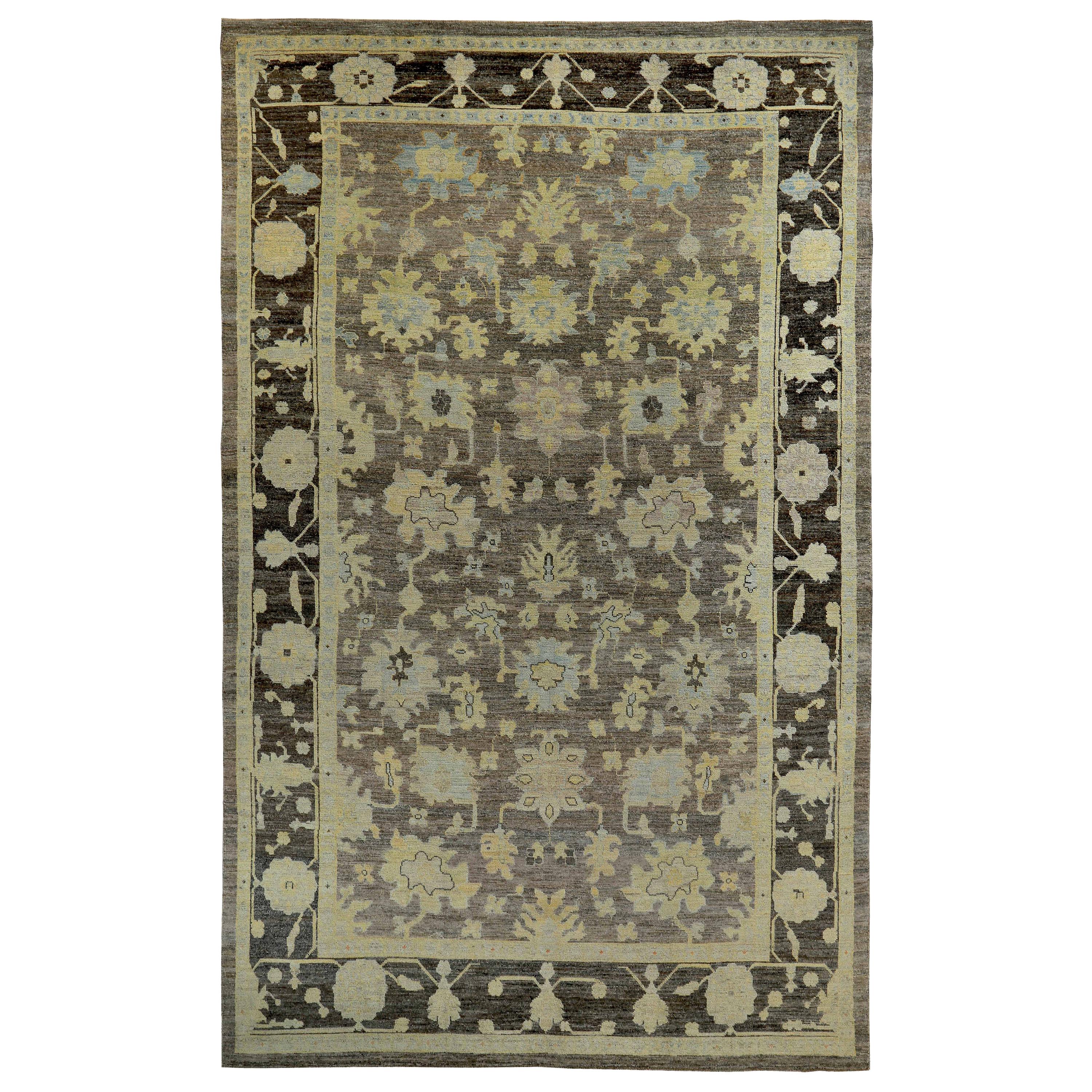 Nueva alfombra turca Oushak con detalles florales marfil y azul sobre fondo marrón en venta