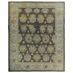 Nouveau tapis turc Oushak avec des têtes de fleurs ivoire et dorées sur fond brun