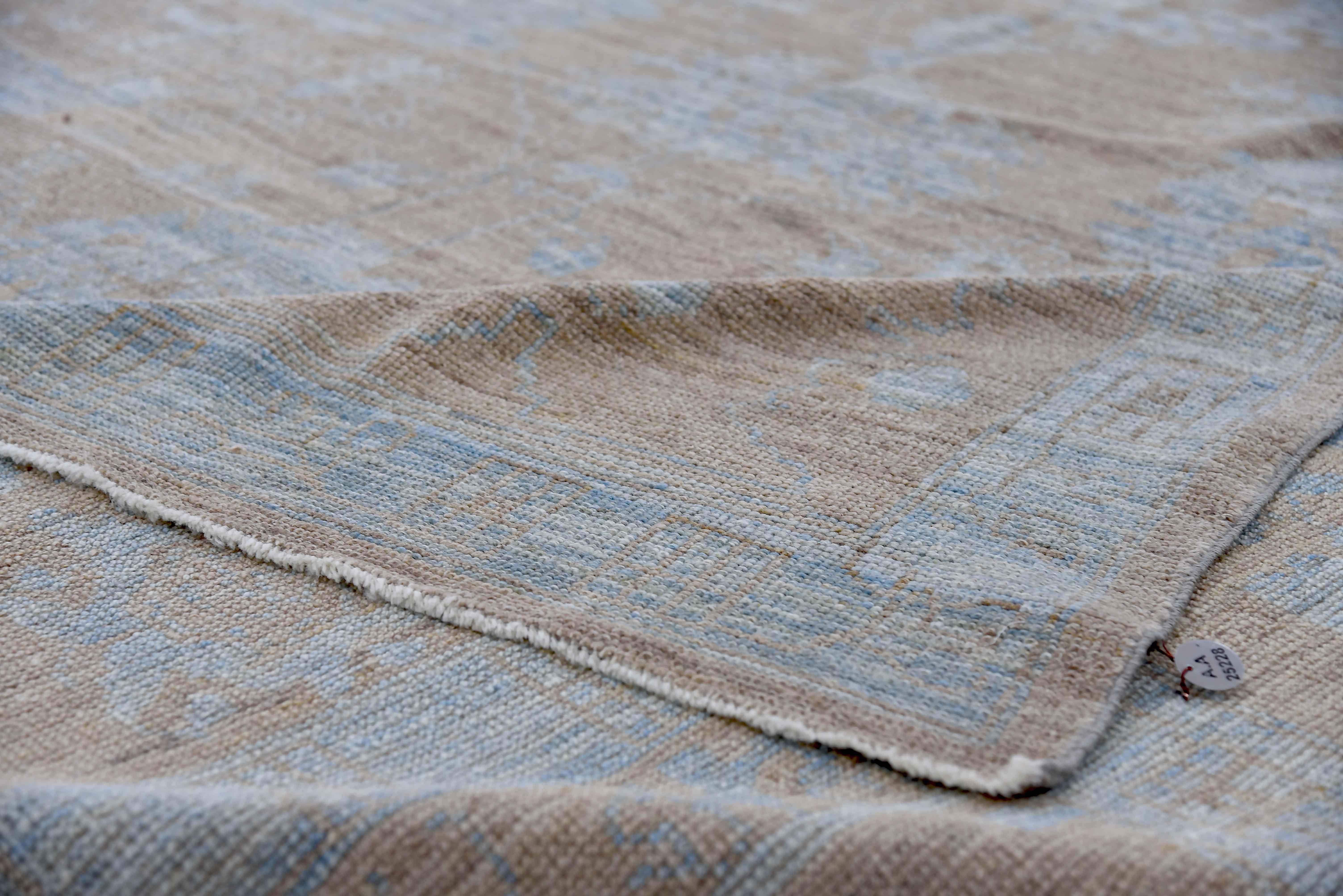 Türkischer Oushak-Teppich mit elfenbeinfarbenen und blauen Blumendetails auf braunem Feld im Angebot 4