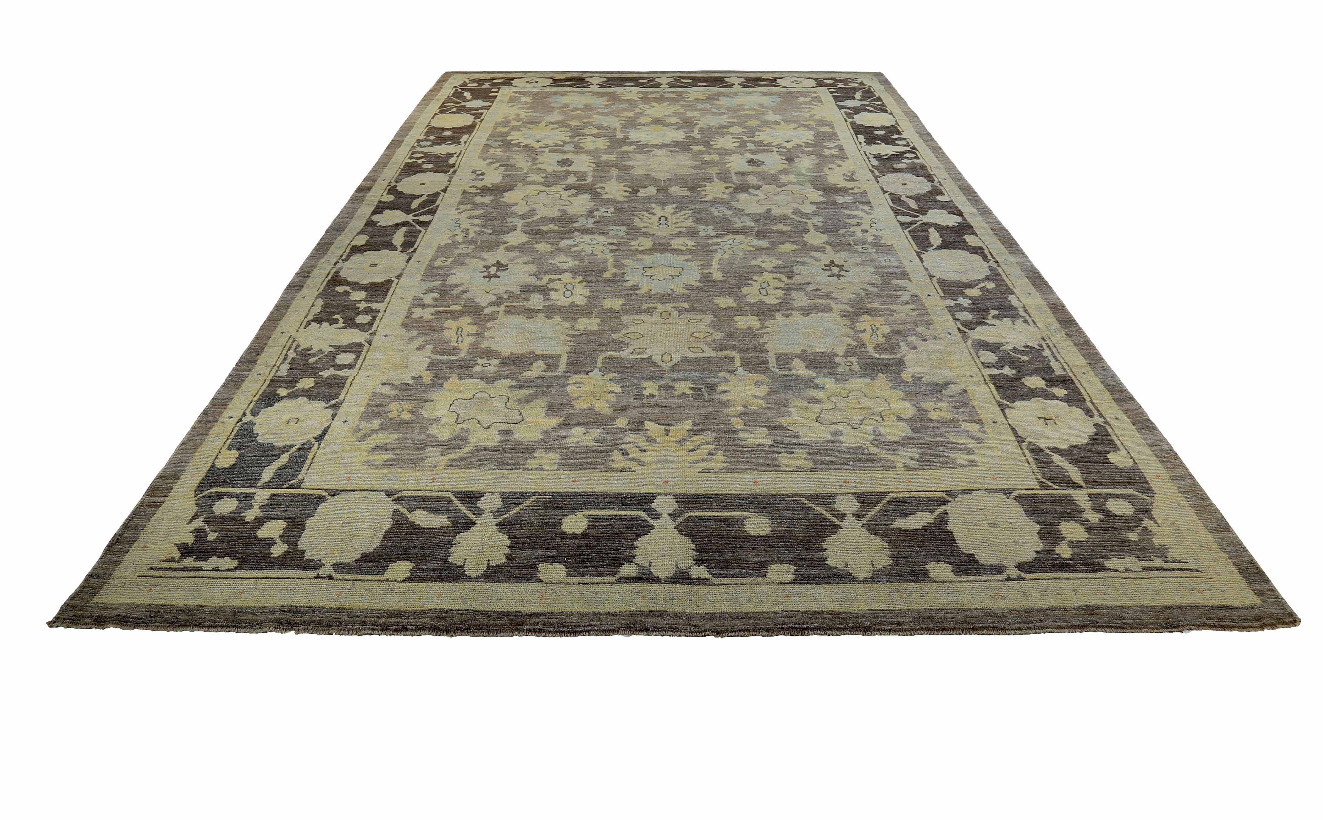 Nueva alfombra turca de lana de oveja tejida a mano de la mejor calidad. Está coloreado con tintes vegetales orgánicos certificados como seguros tanto para humanos como para mascotas. Presenta detalles florales marfil y azul sobre un elegante campo